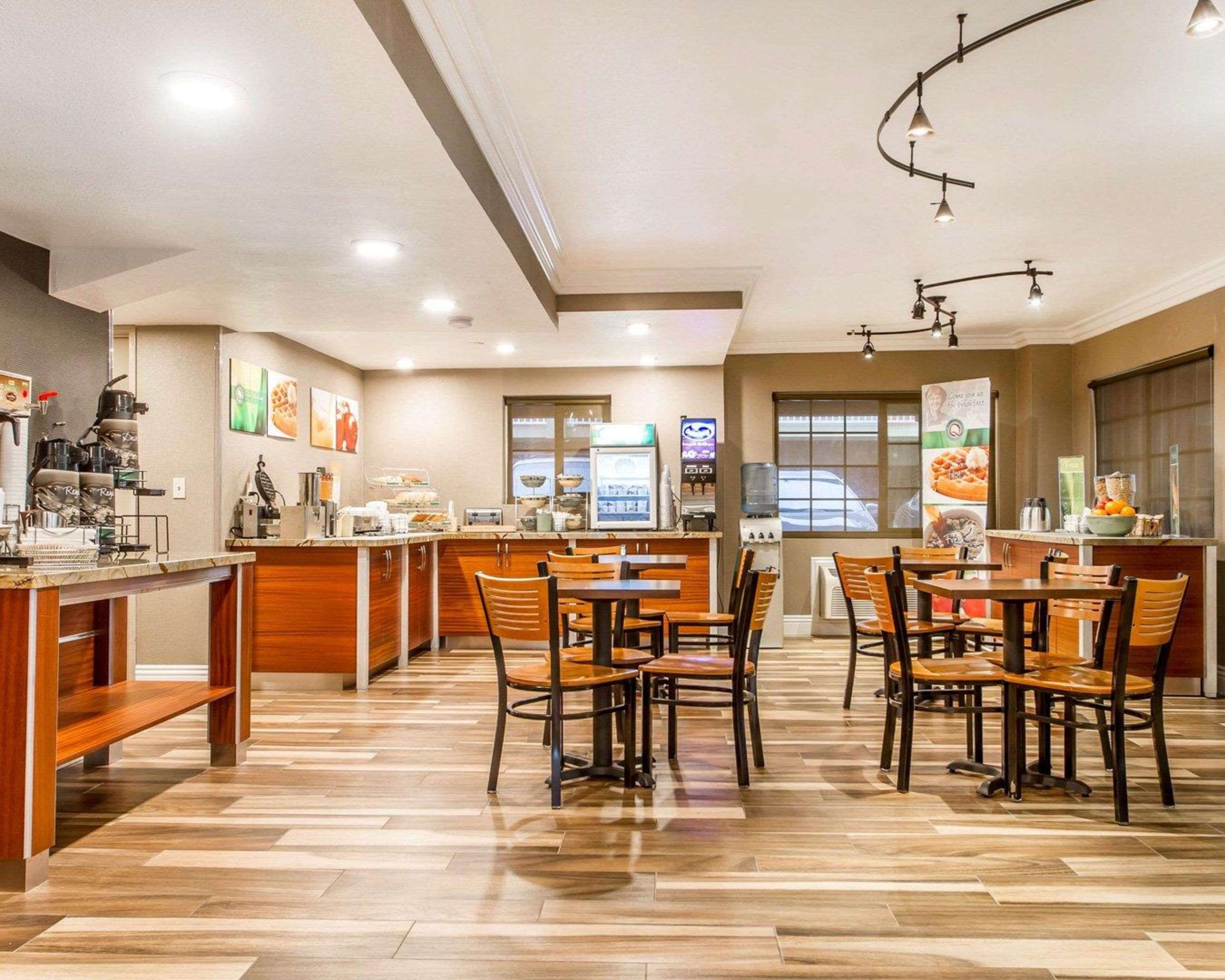Breakfast area | Quality Inn Sacramento Convention Center