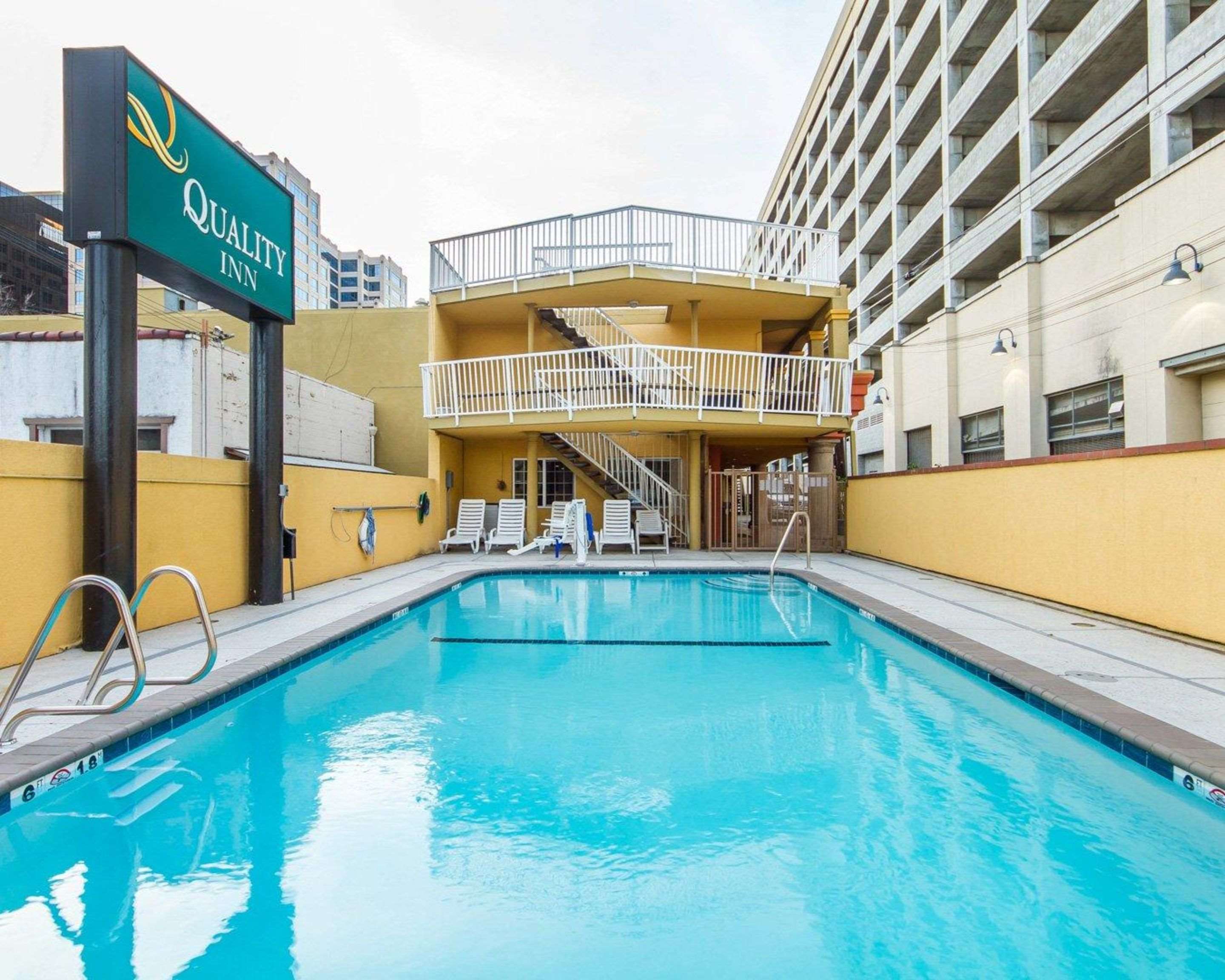 Outdoor pool | Quality Inn Sacramento Convention Center