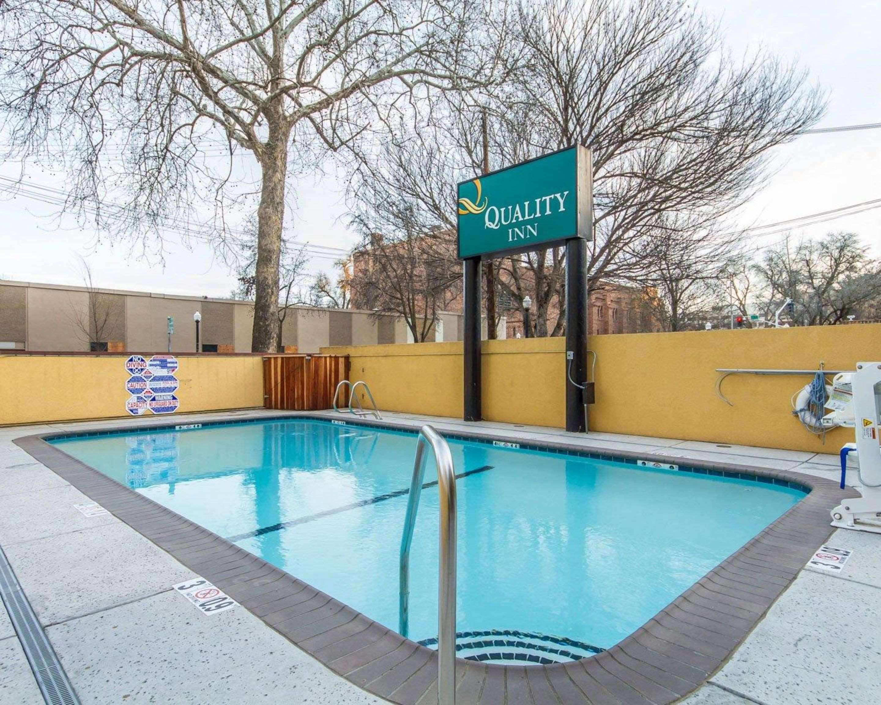 Outdoor pool | Quality Inn Sacramento Convention Center