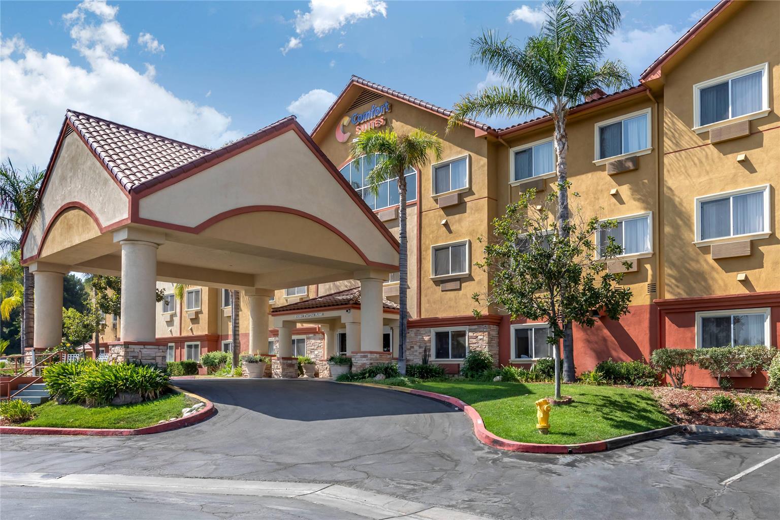 Comfort Suites near Six Flags Magic Mtn