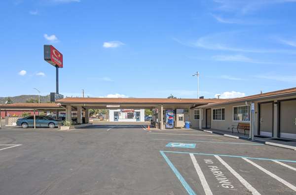 Exterior view - Econo Lodge Inn & Suites Yreka - I-5, Exit 775