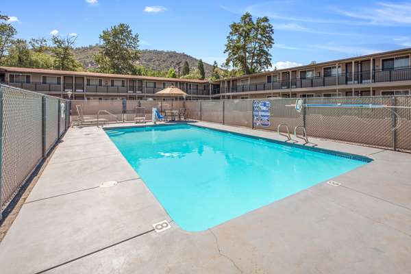 Pool - Econo Lodge Inn & Suites Yreka - I-5, Exit 775