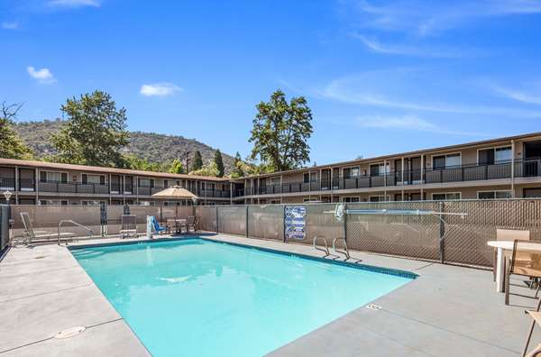 Pool - Econo Lodge Inn & Suites Yreka - I-5, Exit 775