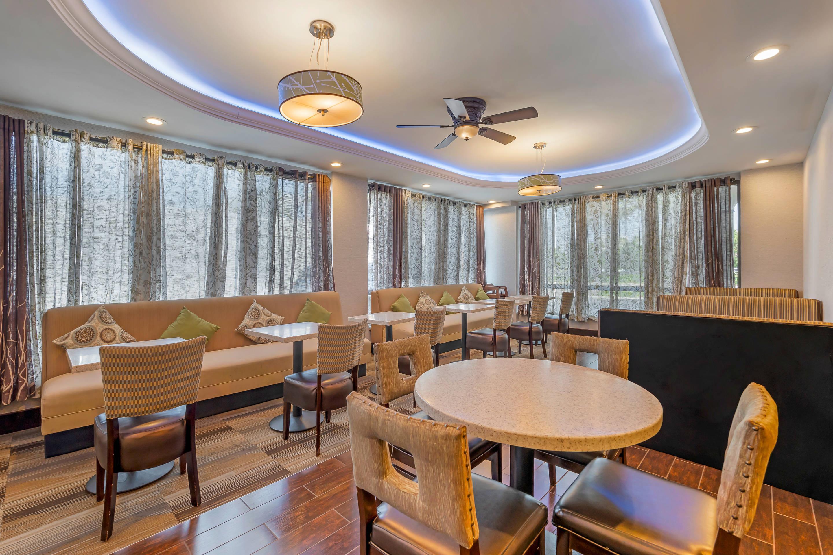Breakfast area | Comfort Inn Anaheim Resort