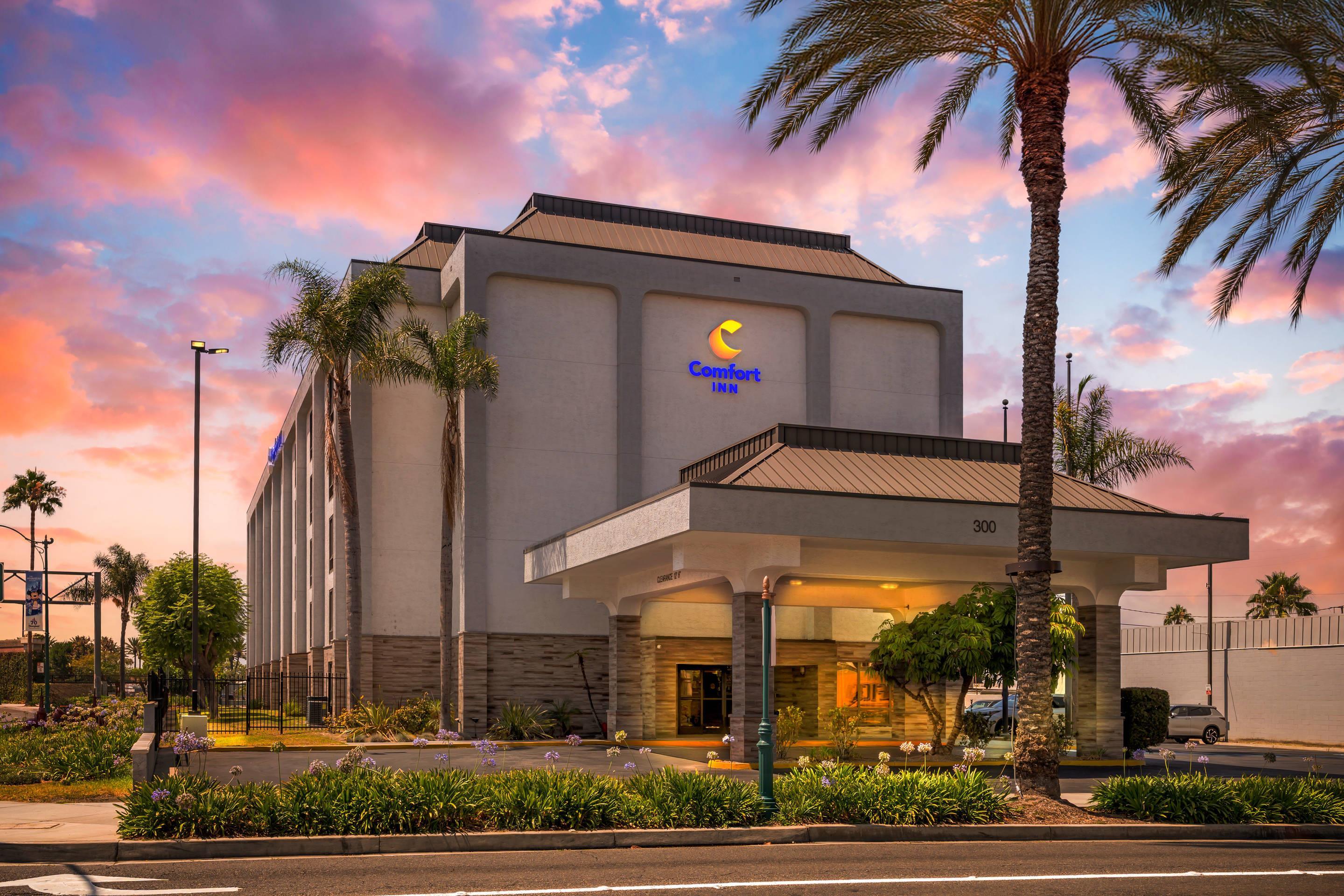Twilight | Comfort Inn Anaheim Resort