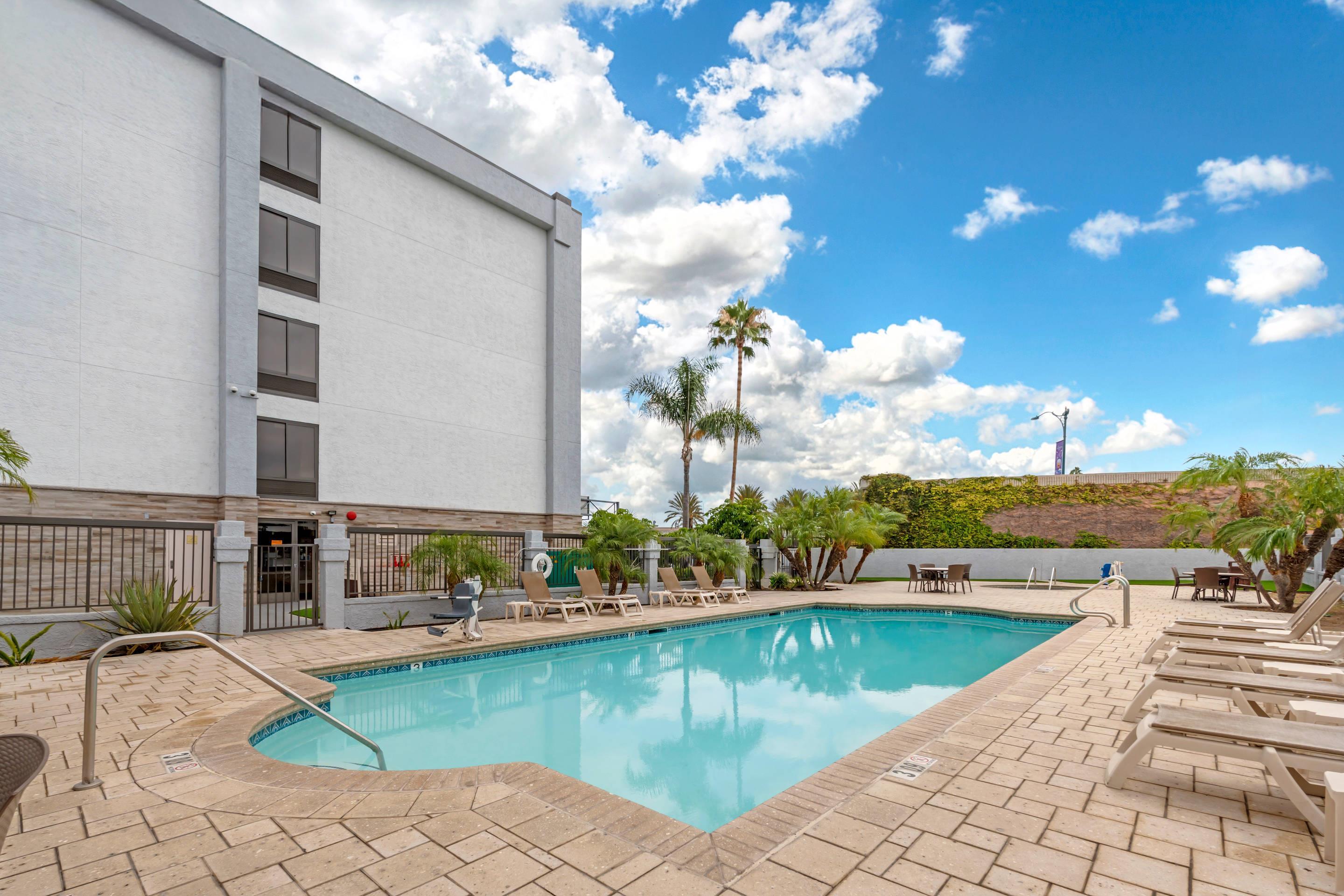 Outdoor pool | Comfort Inn Anaheim Resort