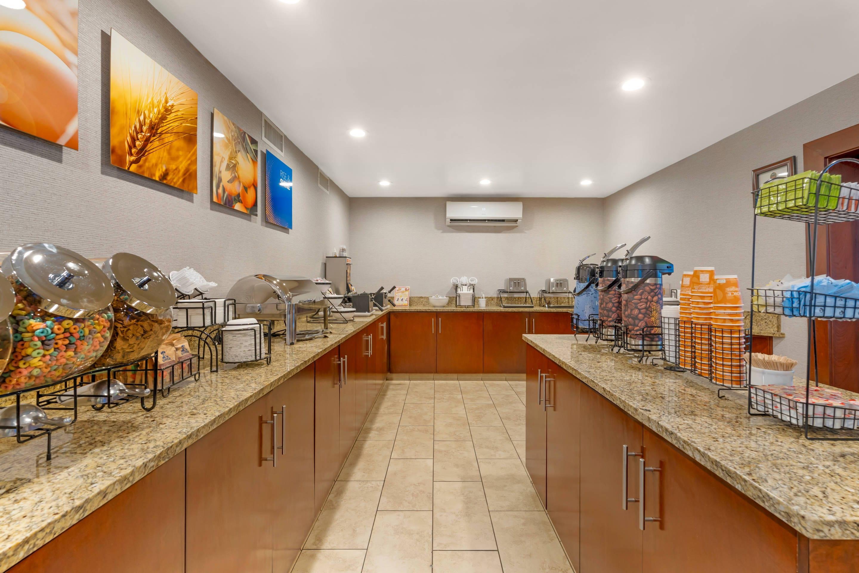 Breakfast area | Comfort Inn Anaheim Resort