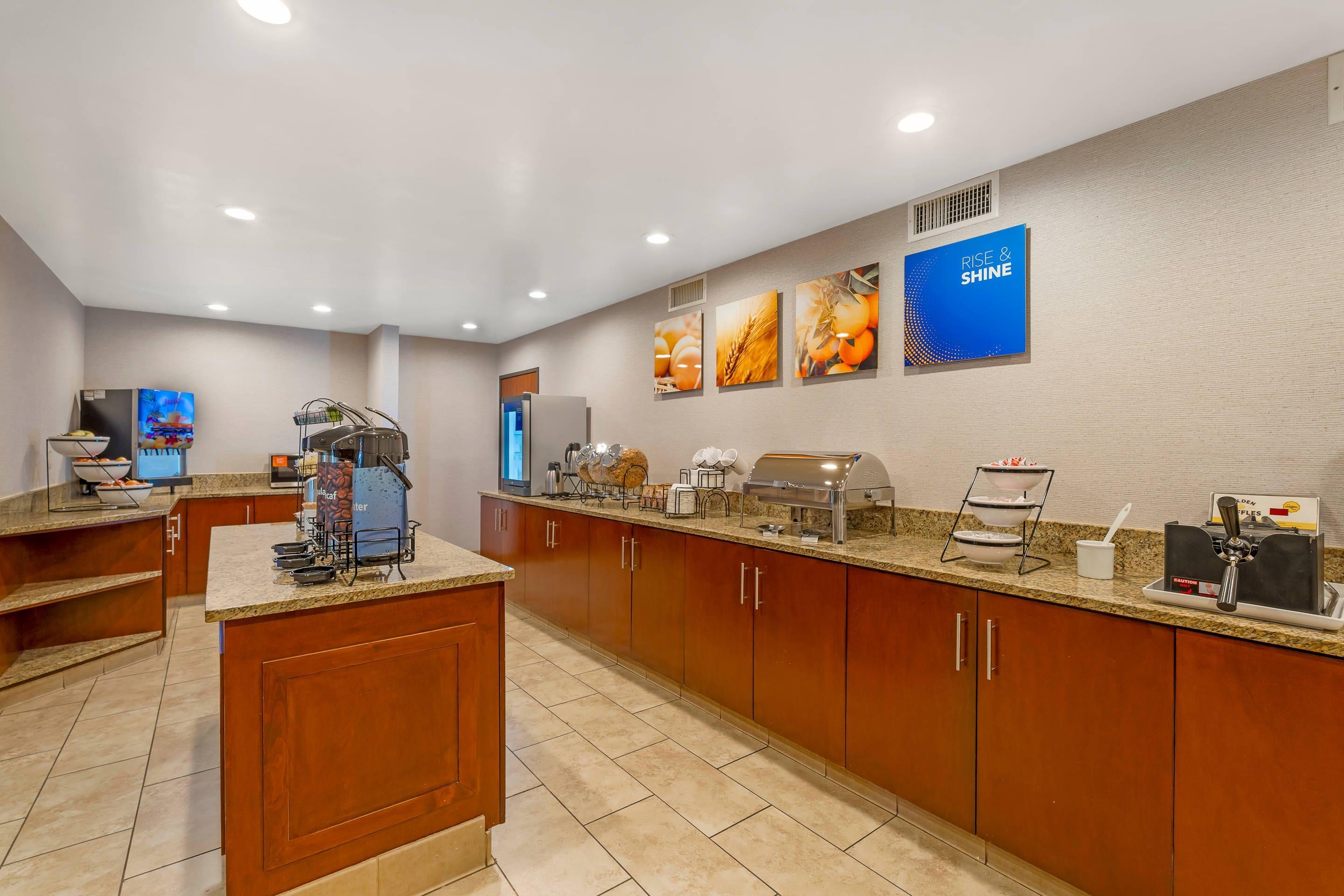 Breakfast area | Comfort Inn Anaheim Resort