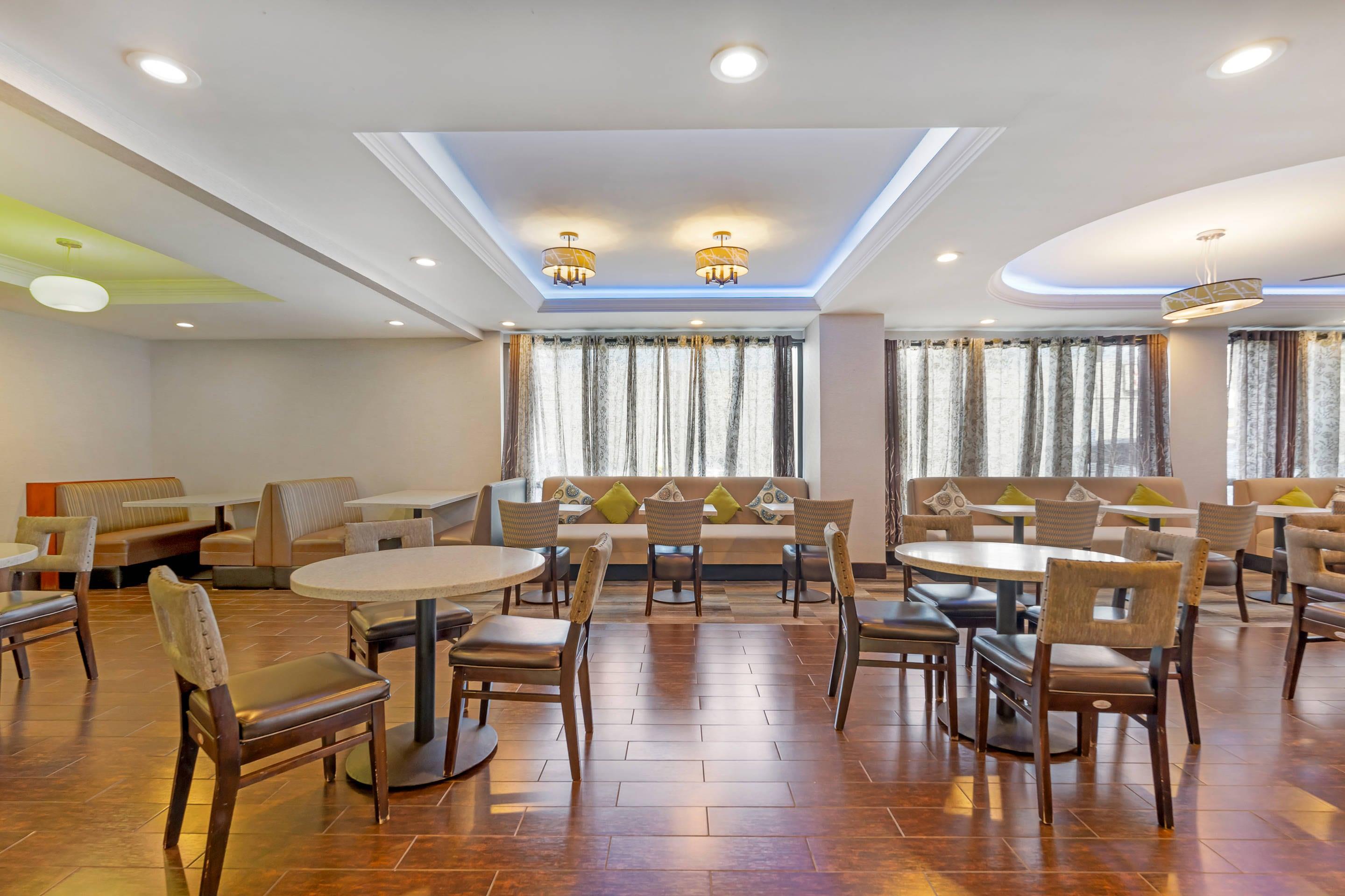 Breakfast area | Comfort Inn Anaheim Resort