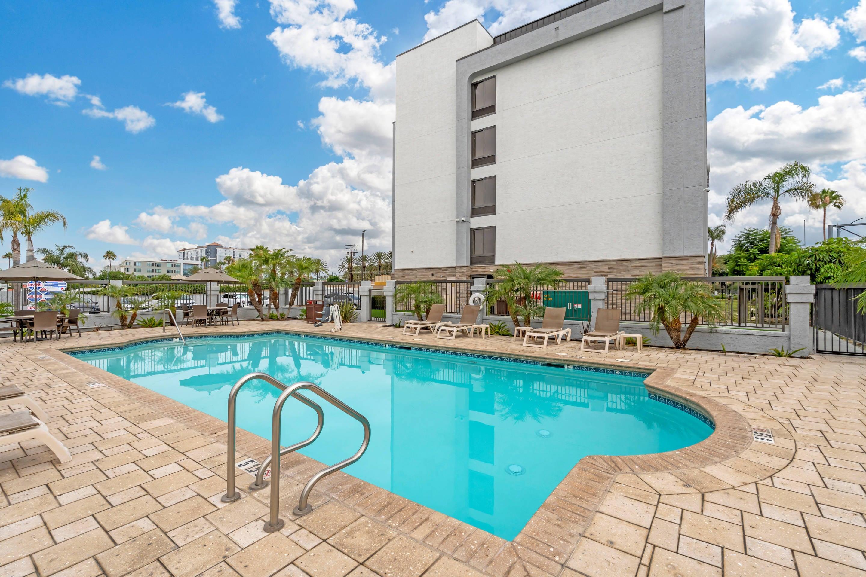 Outdoor pool | Comfort Inn Anaheim Resort