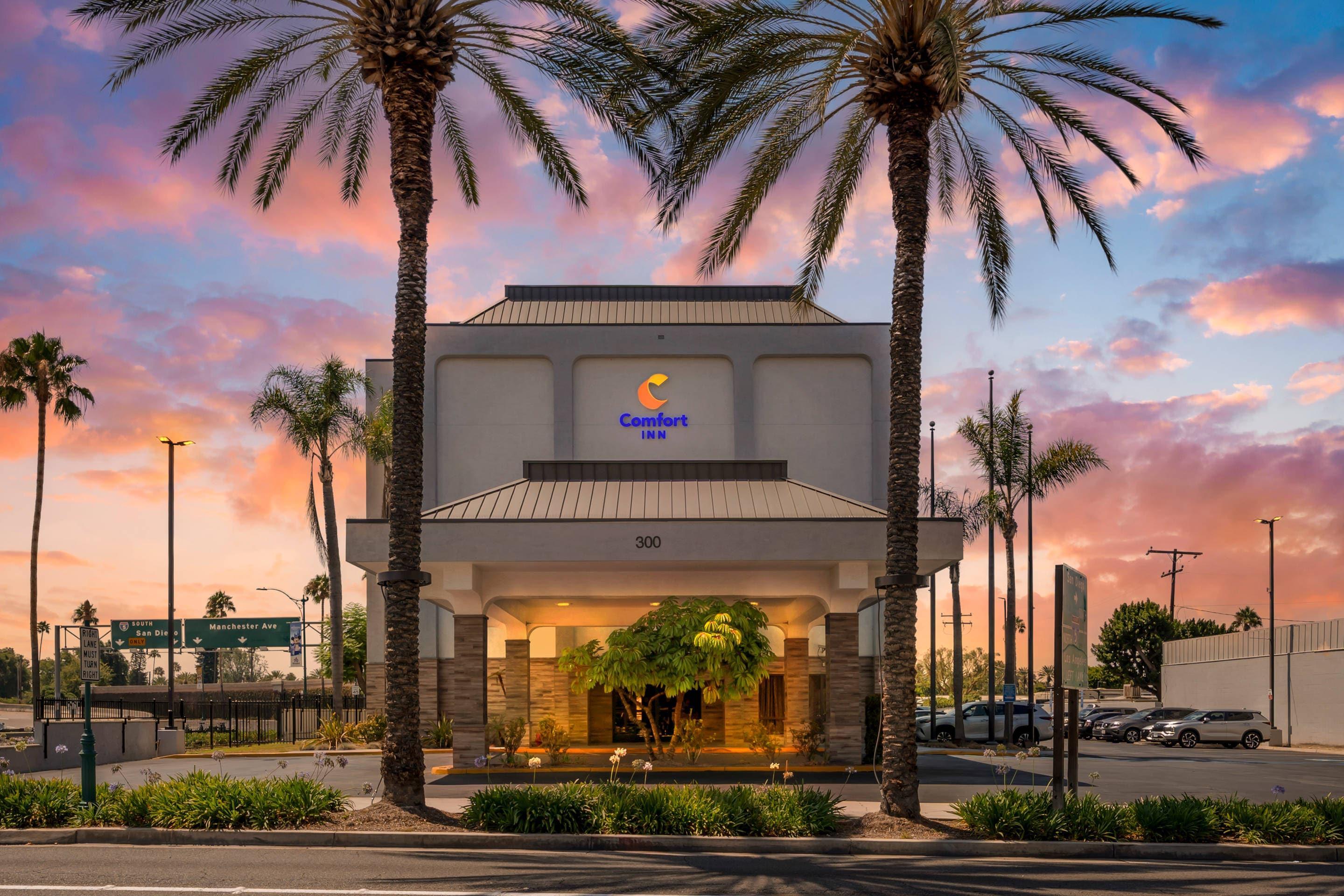 Twilight | Comfort Inn Anaheim Resort