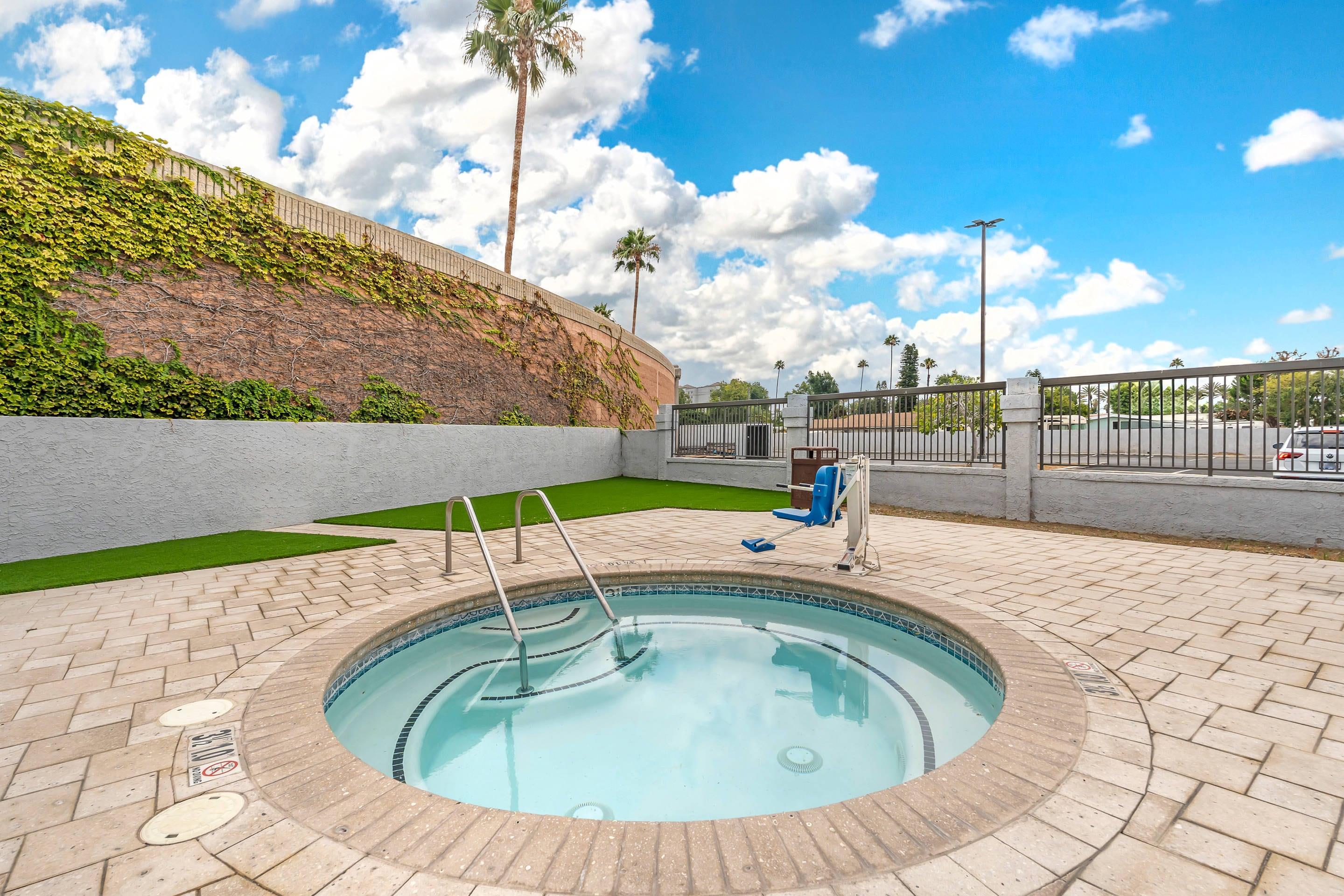 Outdoor pool | Comfort Inn Anaheim Resort