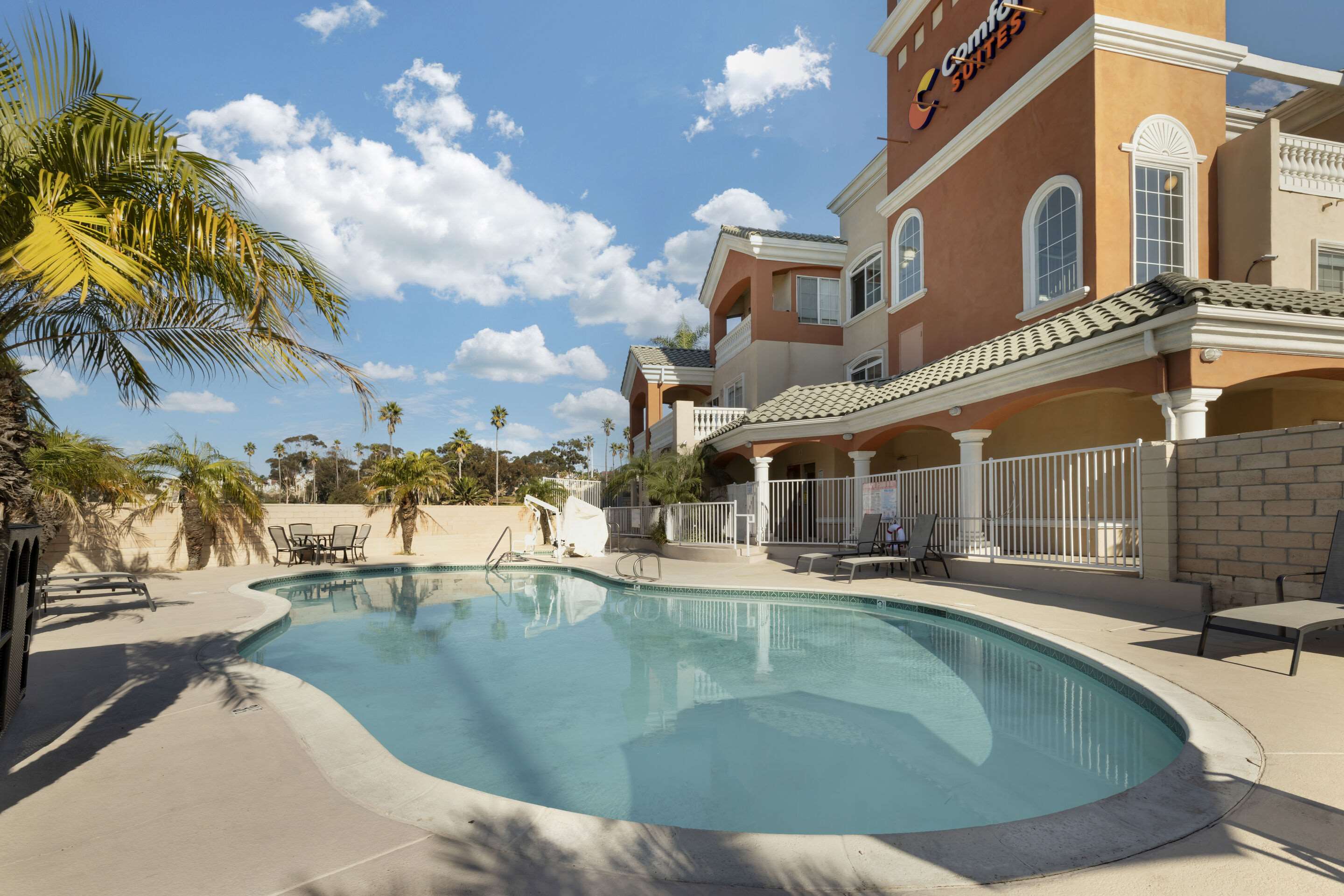 Outdoor pool | Comfort Suites Oceanside Camp Pendleton Area