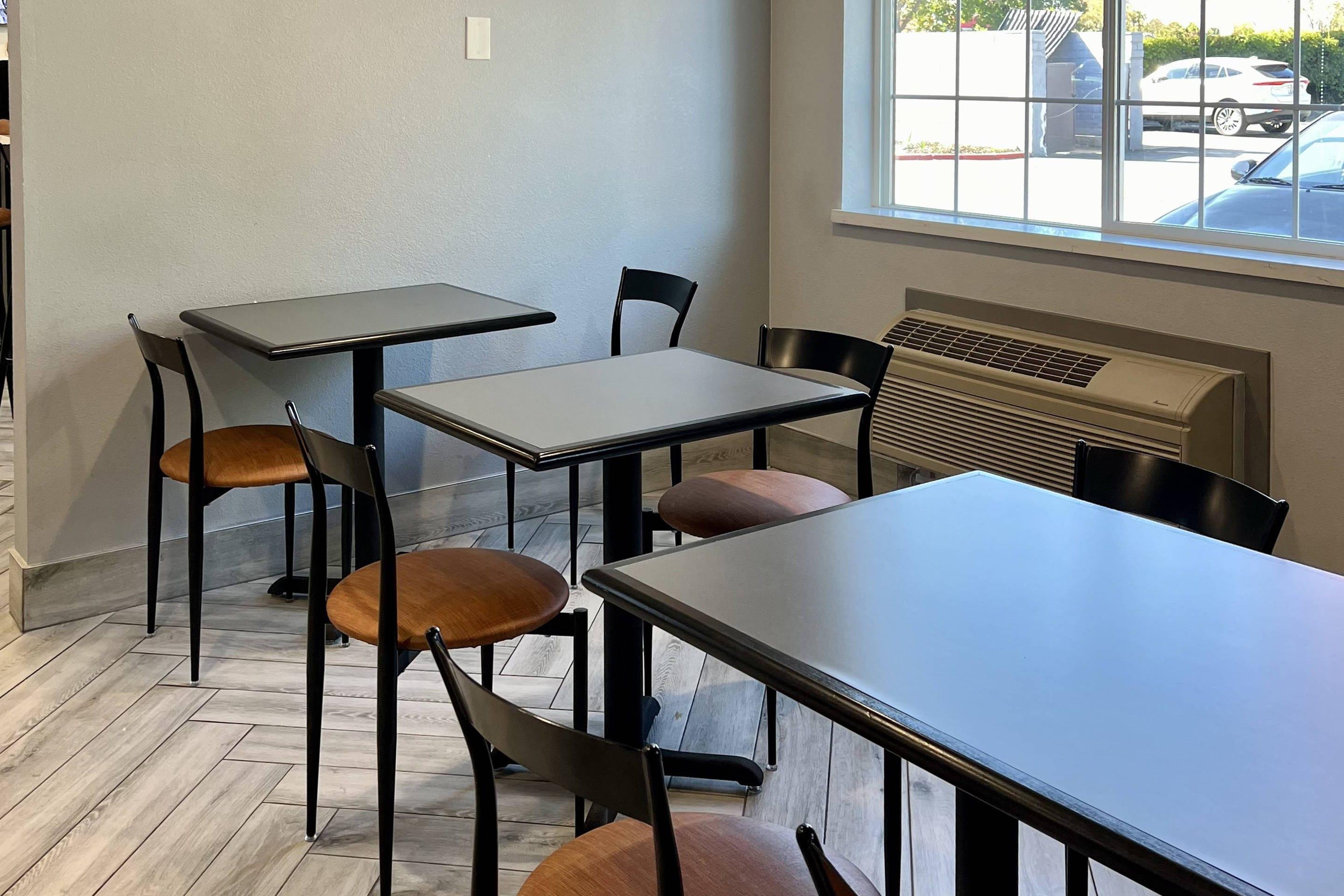 Enjoy breakfast in this seating area | Econo Lodge Tracy