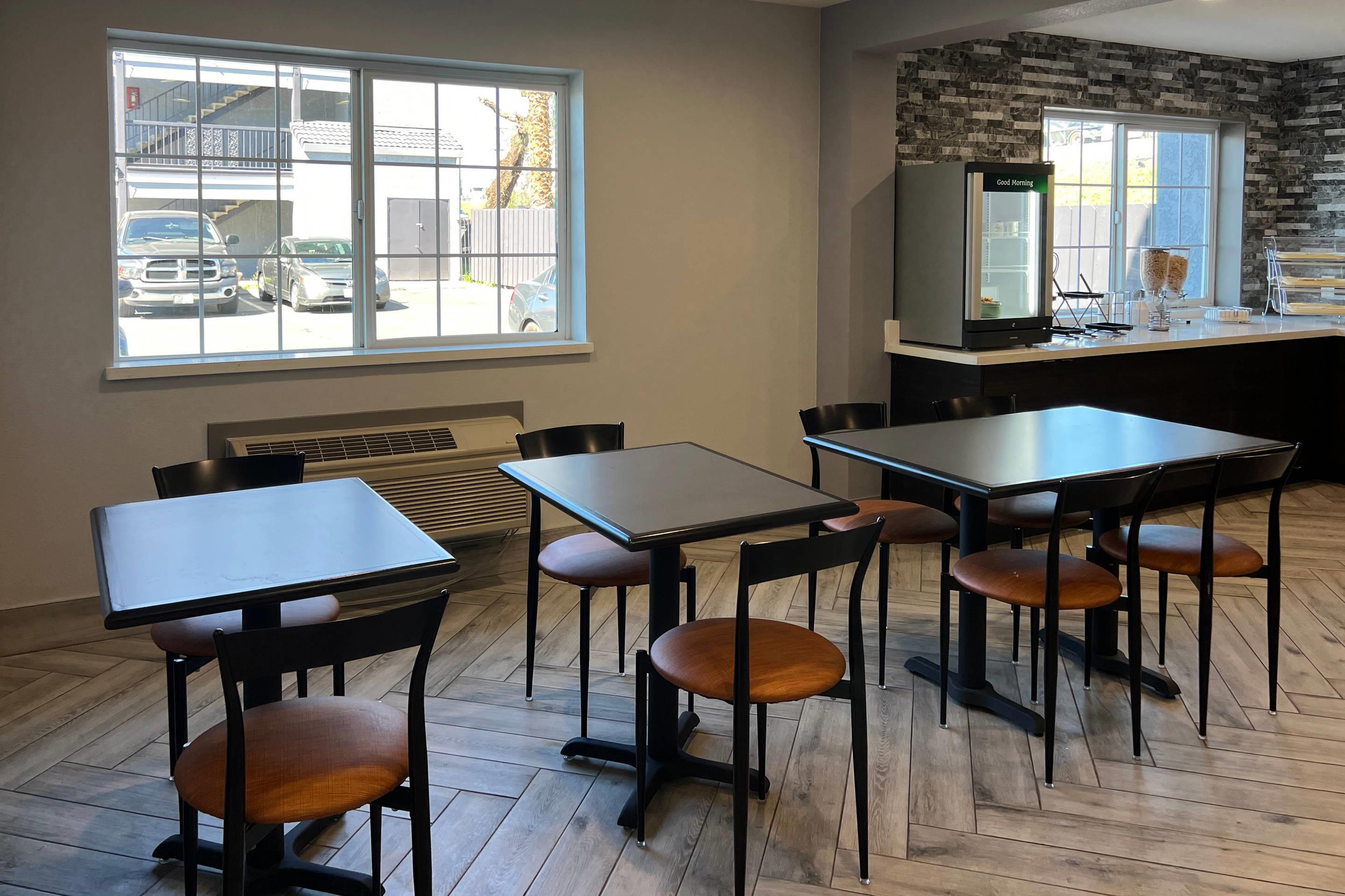 Enjoy breakfast in this seating area | Econo Lodge Tracy