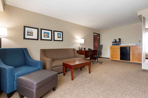 Suite - Comfort Suites Downtown Sacramento - I-5, Exit 520