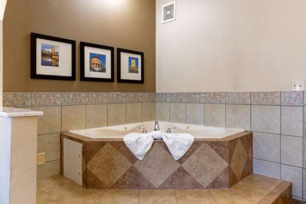 Suite - Comfort Suites Downtown Sacramento - I-5, Exit 520