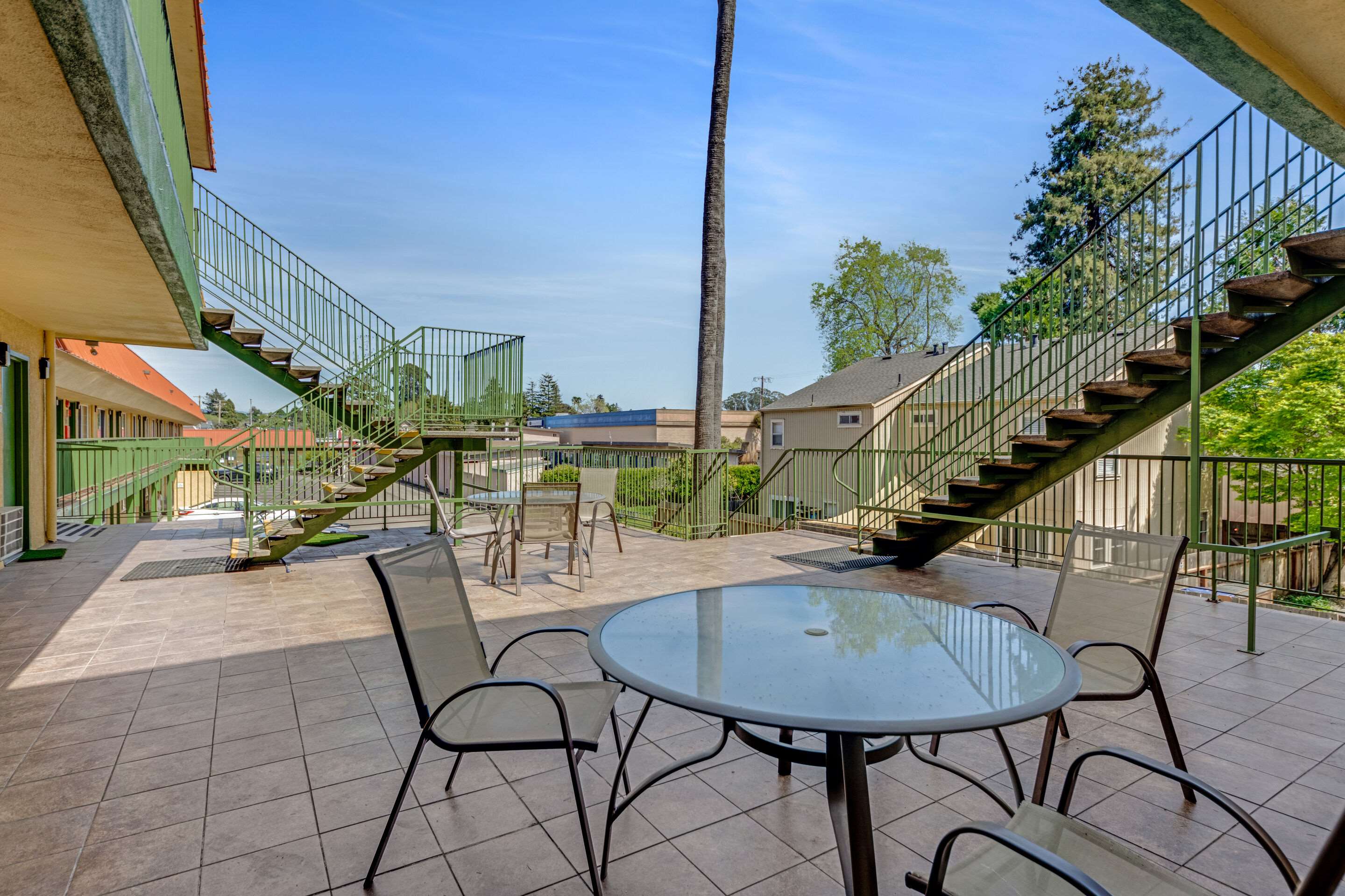 Hotel patio | Quality Inn Santa Cruz
