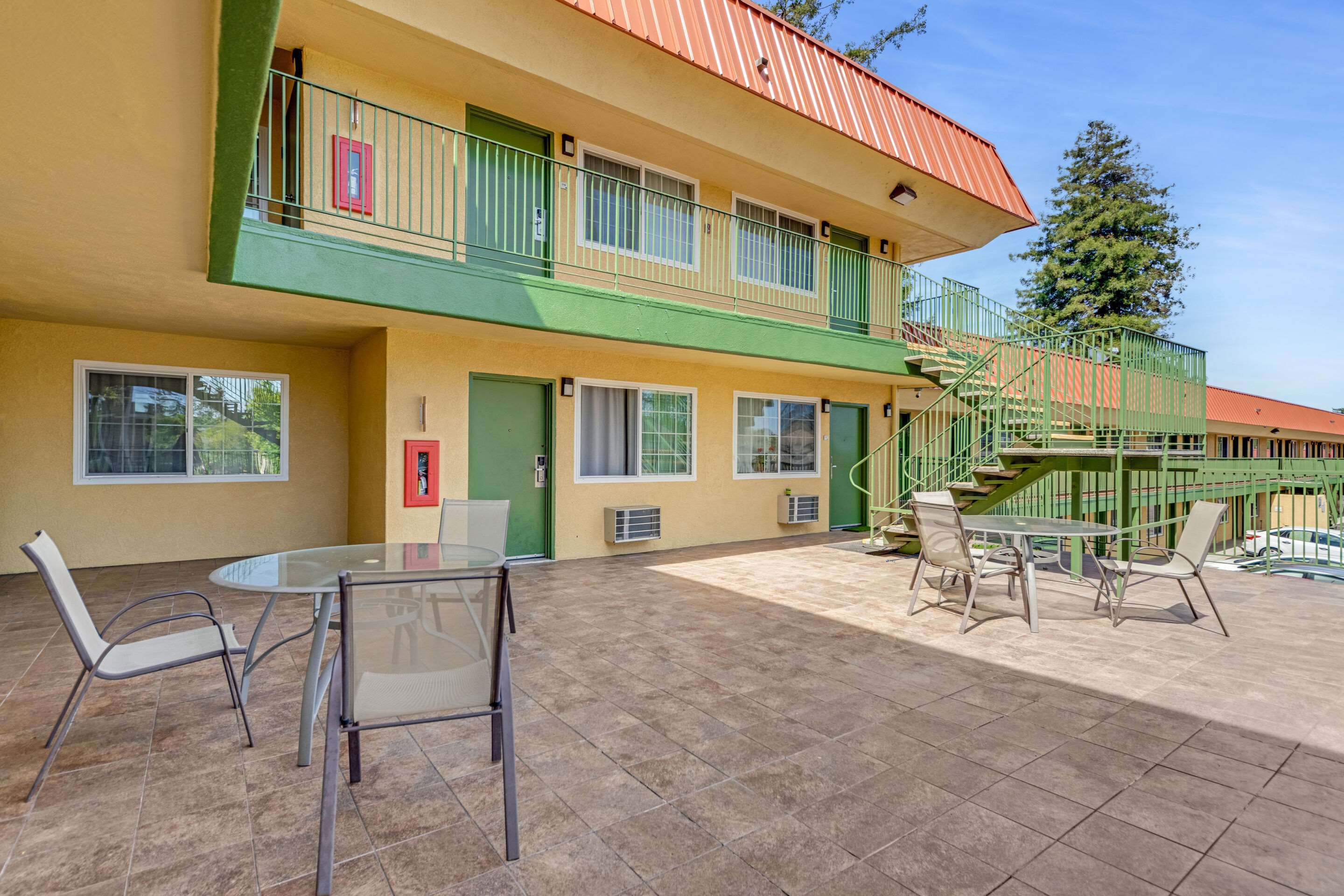 Hotel patio | Quality Inn Santa Cruz