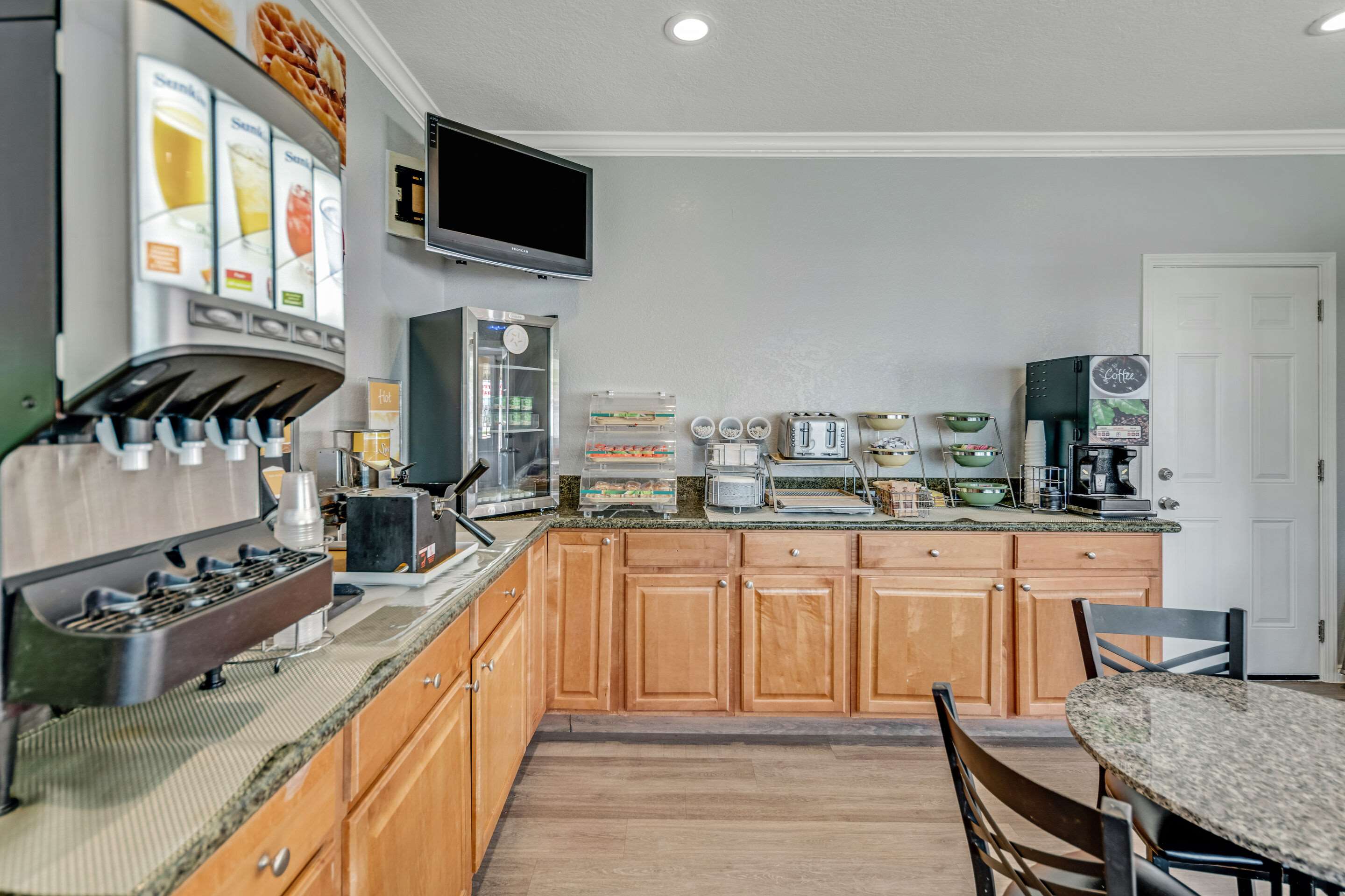 Breakfast area | Quality Inn Santa Cruz