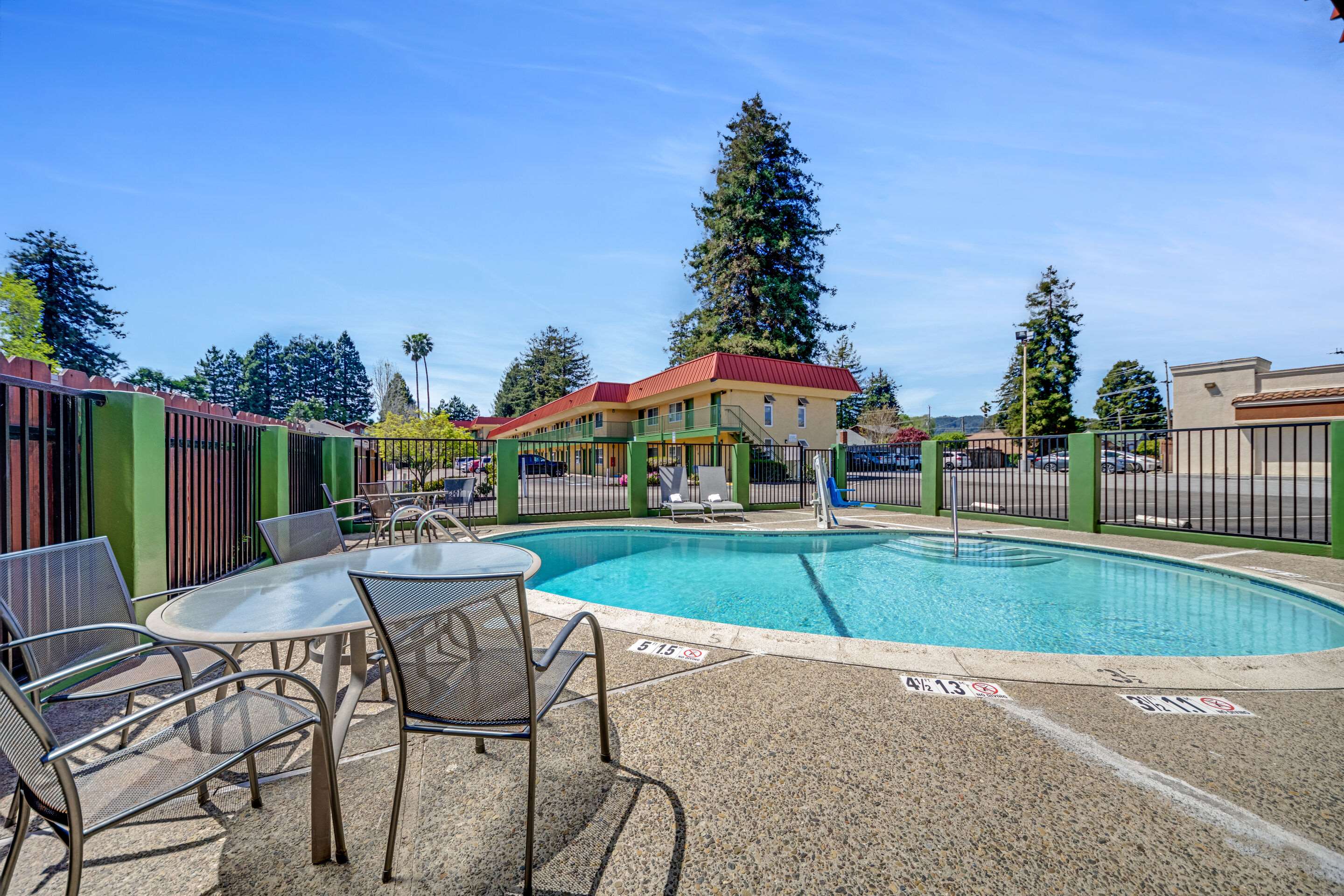Outdoor pool | Quality Inn Santa Cruz