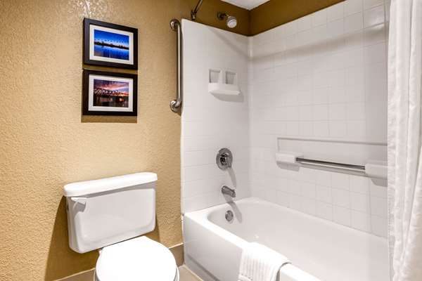  - Comfort Inn Lathrop - I-5, Exit 463