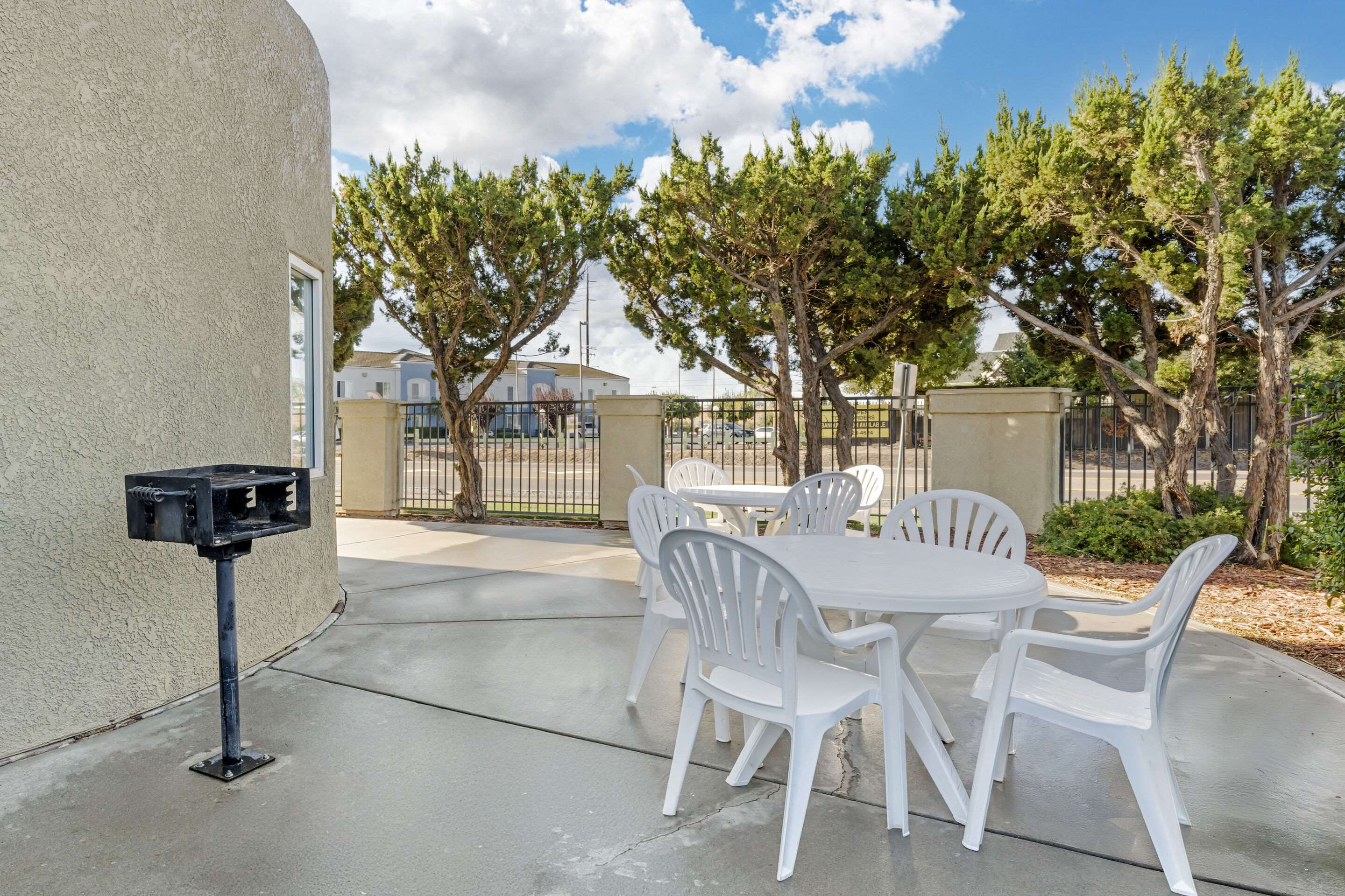 Barbecue area | Comfort Inn Lathrop - Stockton Airport