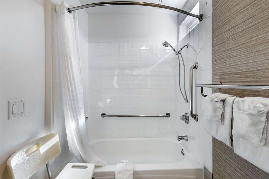 QUALITY INN BURBANK AIRPORT-guestroom-Guest Room,Bathroom,On-Site.jpg