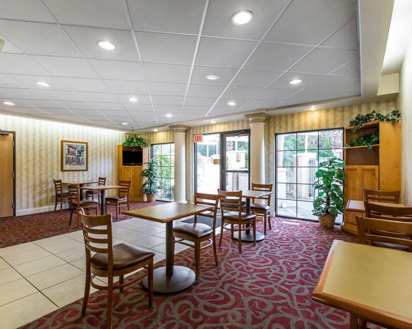 Breakfast area | Comfort Suites Palm Desert I-10