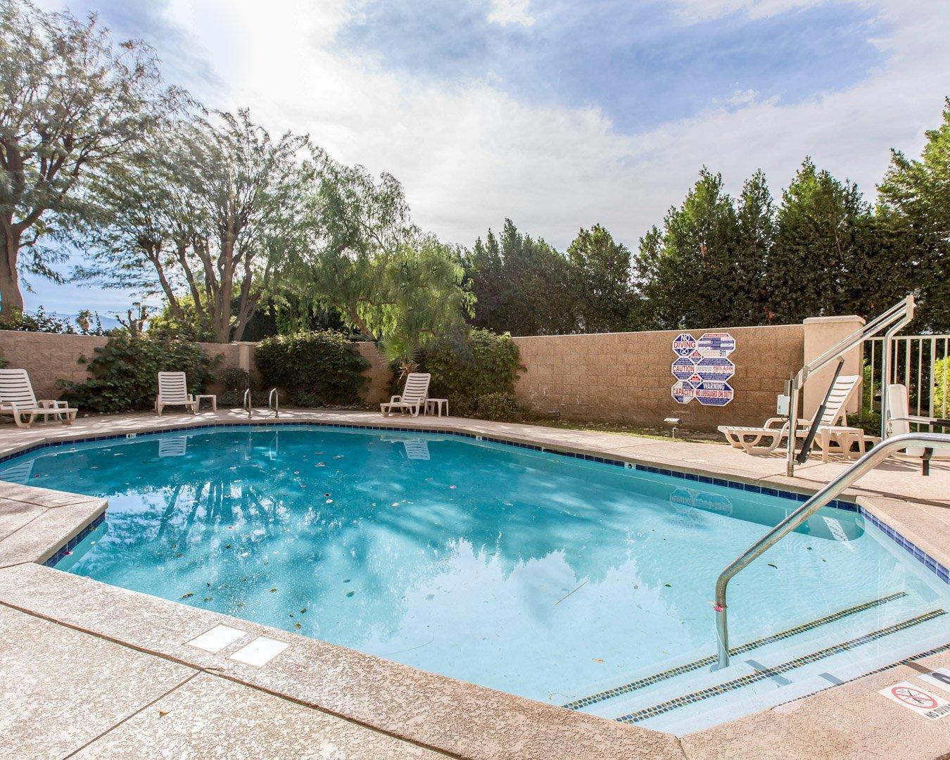 Outdoor pool with sundeck | Comfort Suites Palm Desert I-10