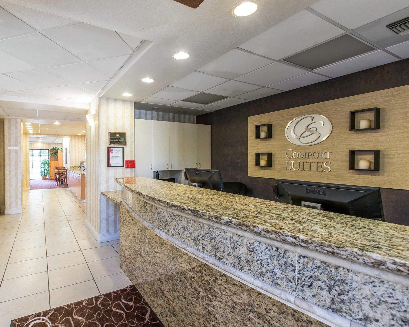 Front desk with friendly staff | Comfort Suites Palm Desert I-10