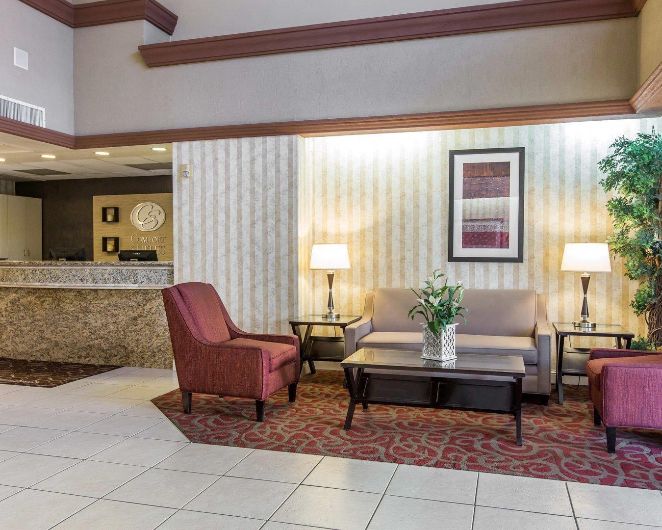 Lobby with sitting area | Comfort Suites Palm Desert I-10