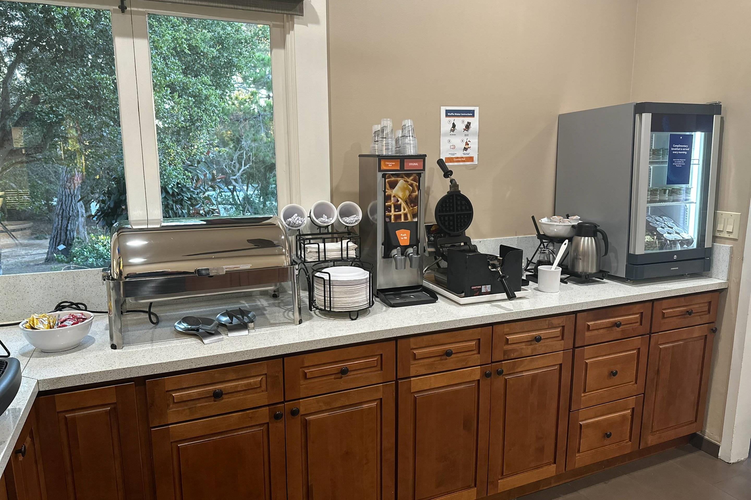 Breakfast area | Comfort Inn Monterey Peninsula Airport