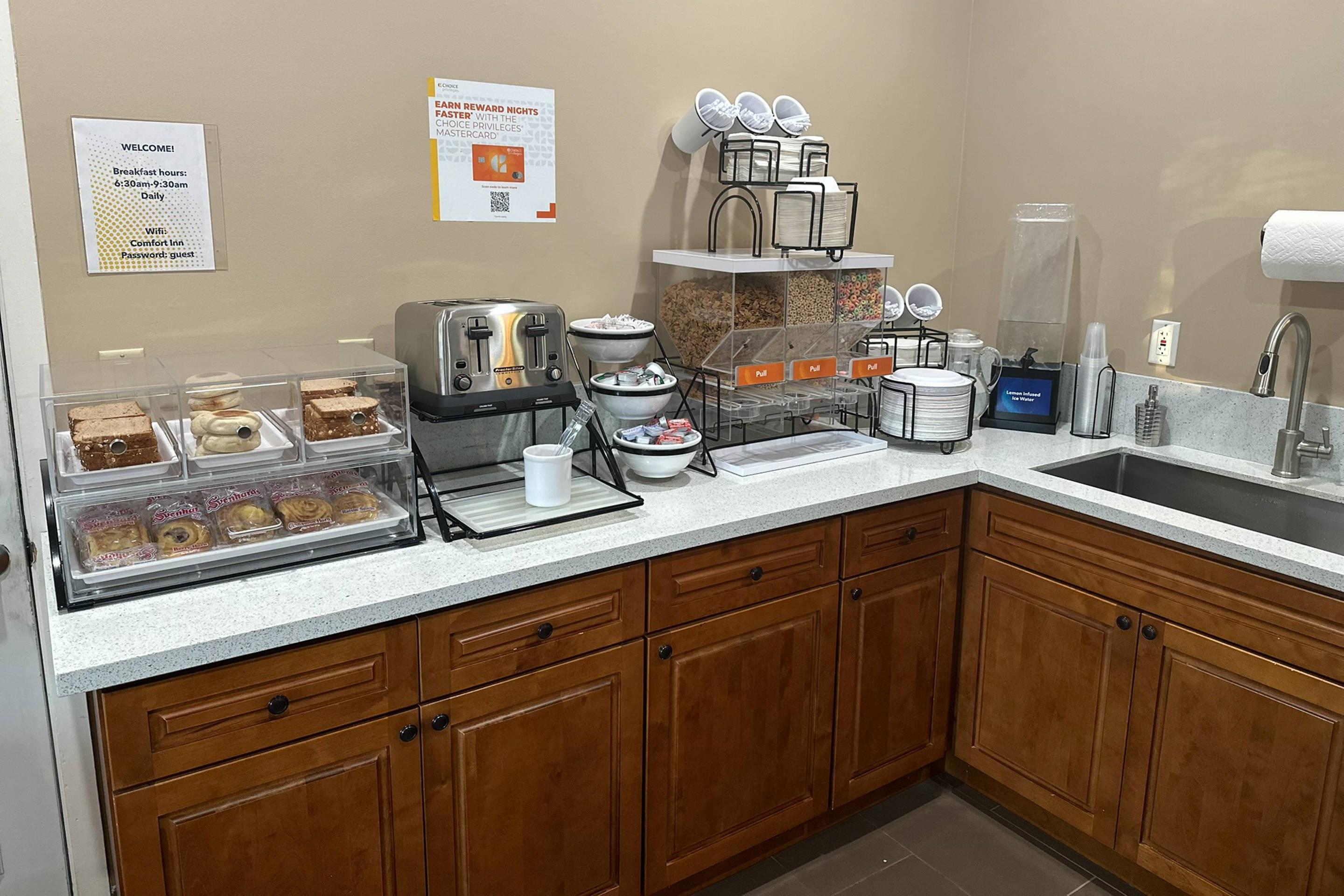 Breakfast area | Comfort Inn Monterey Peninsula Airport