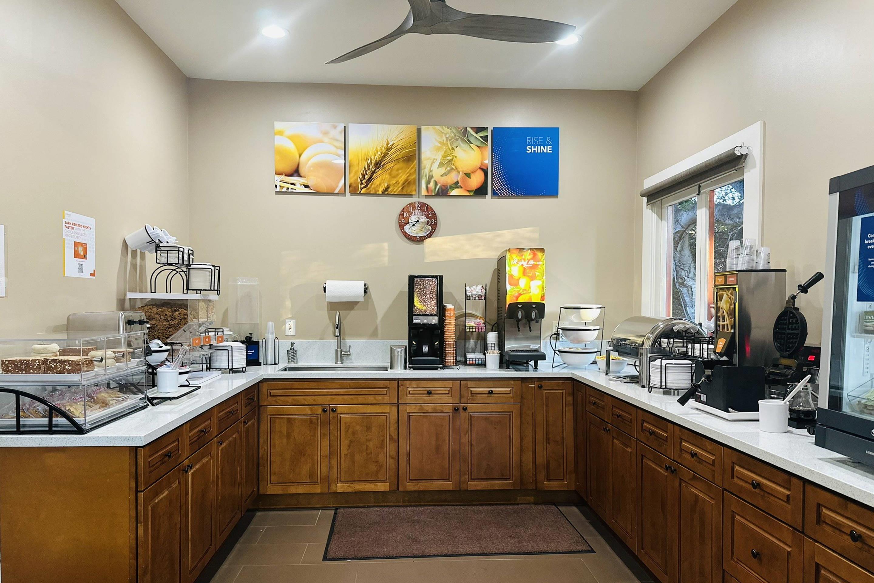Breakfast area | Comfort Inn Monterey Peninsula Airport