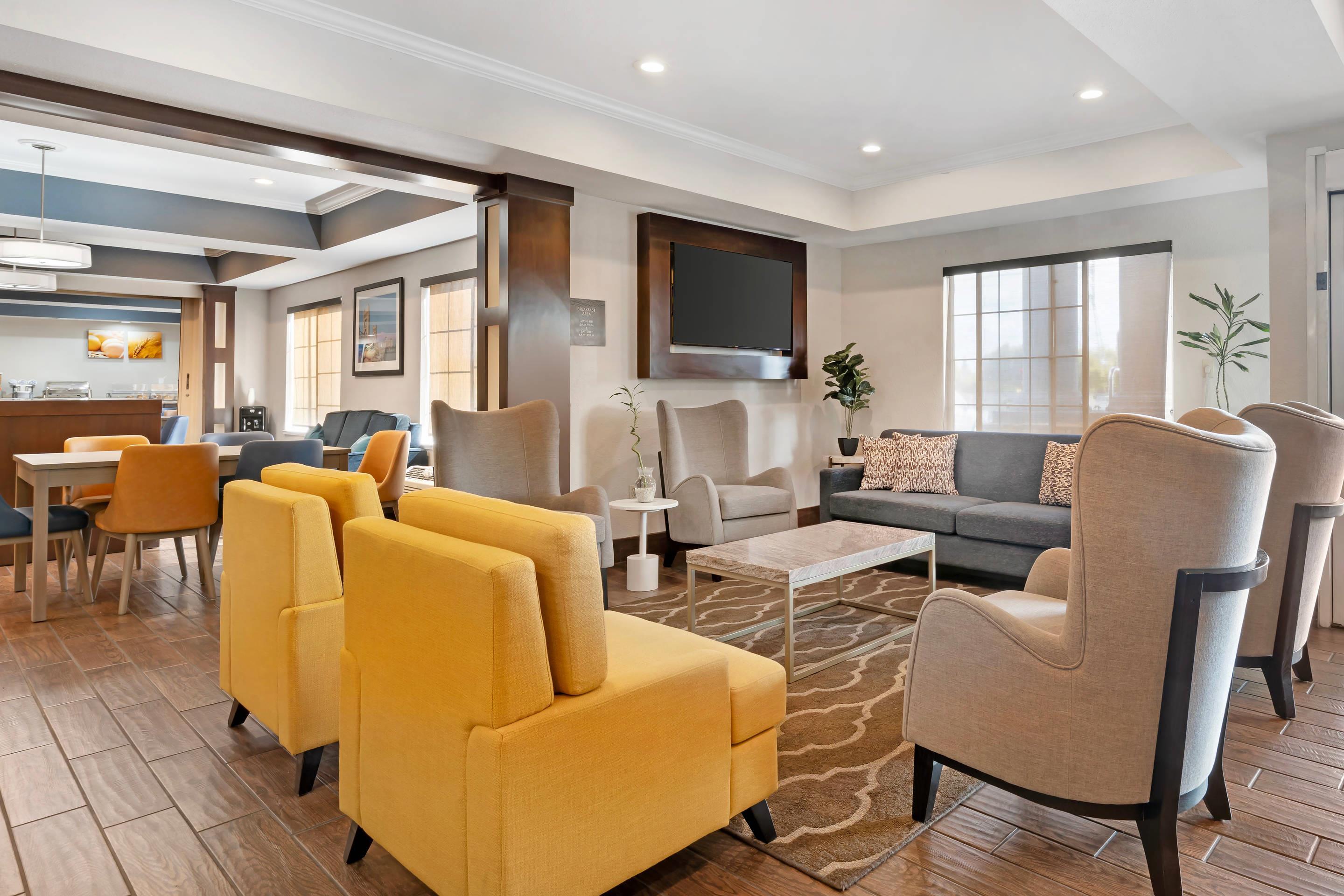 Hotel lobby | Comfort Inn & Suites Sacramento - University Area