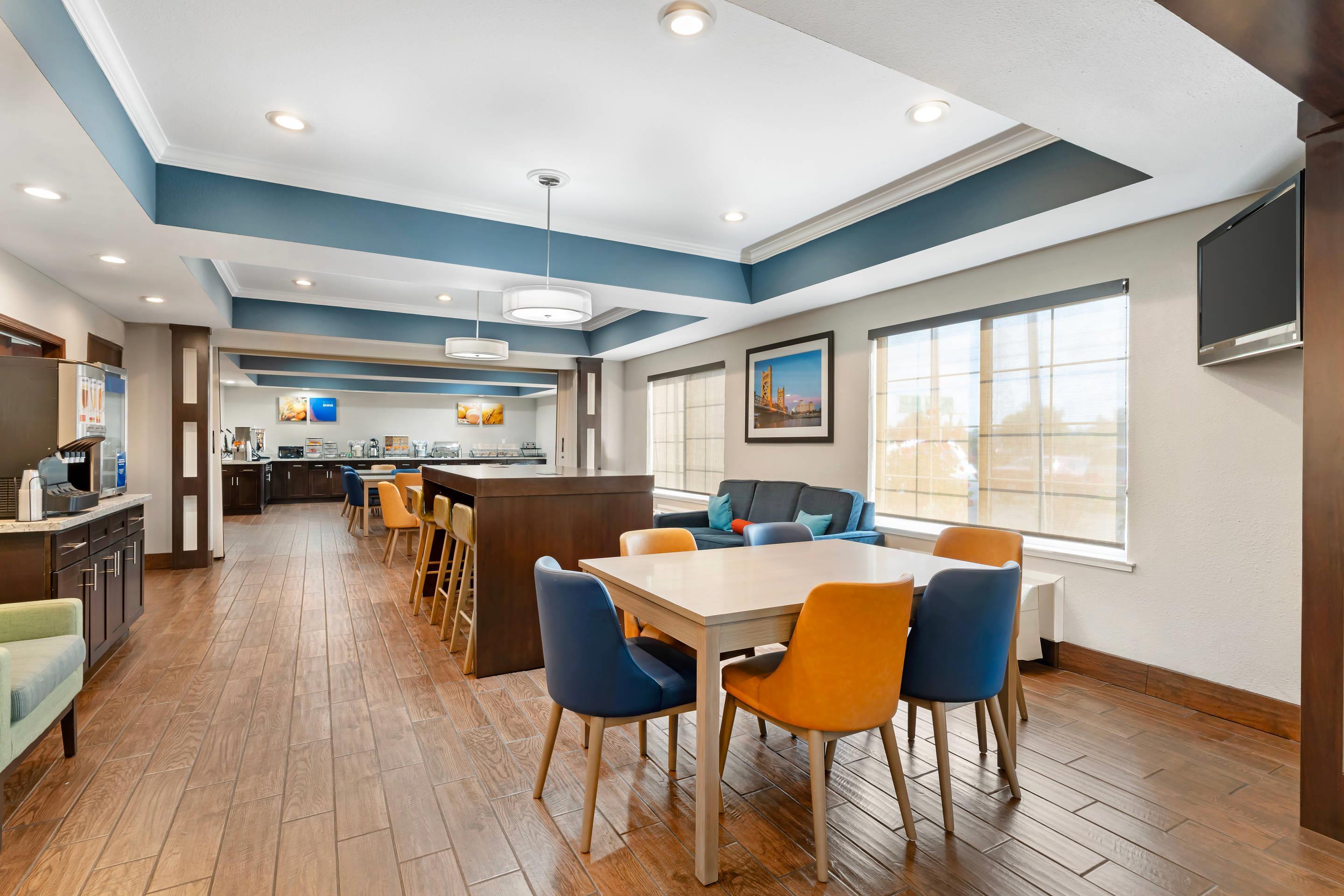 Enjoy breakfast in this seating area | Comfort Inn & Suites Sacramento - University Area