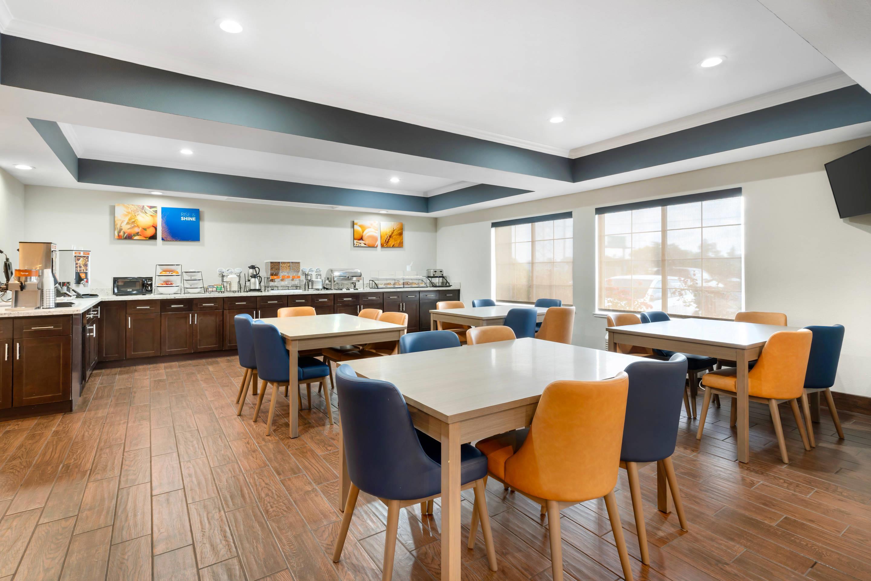 Enjoy breakfast in this seating area | Comfort Inn & Suites Sacramento - University Area