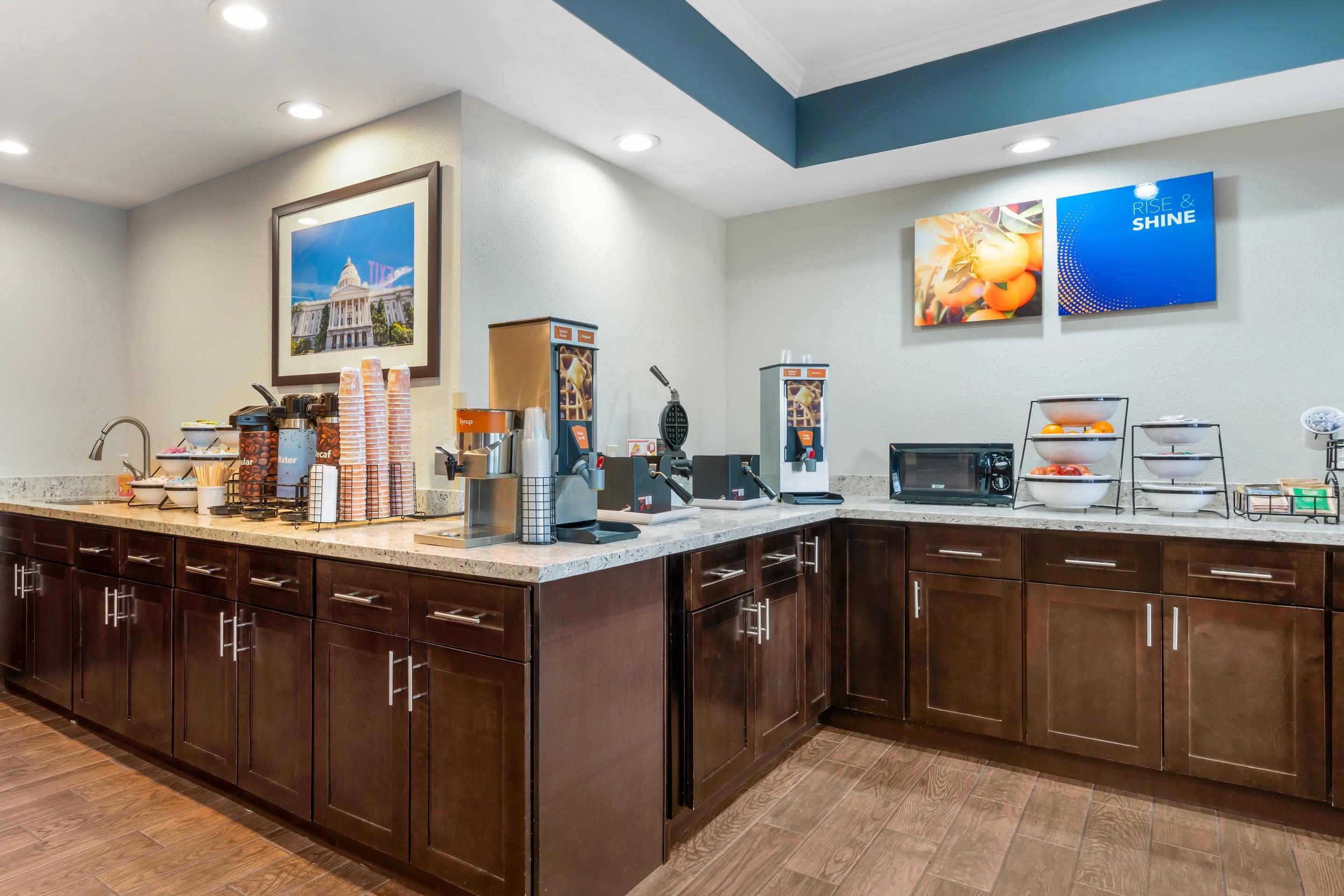 Breakfast area | Comfort Inn & Suites Sacramento - University Area