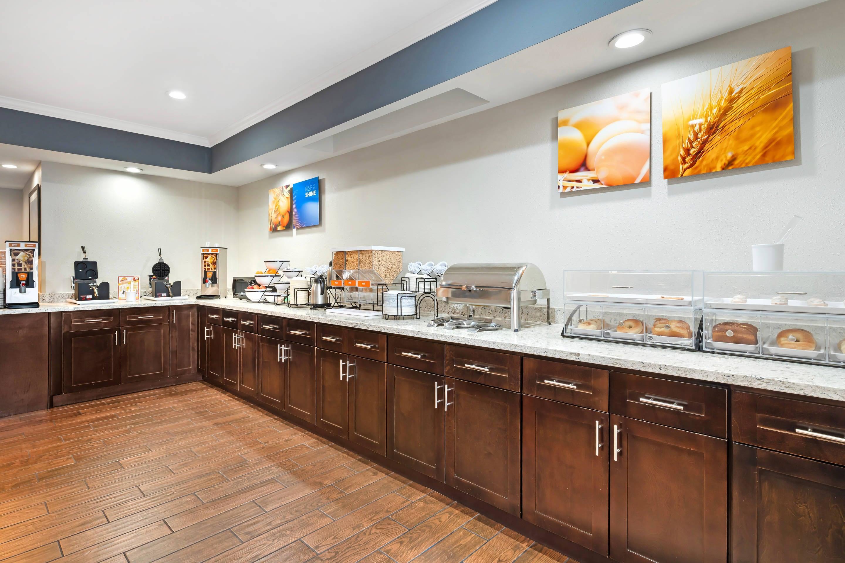 Breakfast area | Comfort Inn & Suites Sacramento - University Area