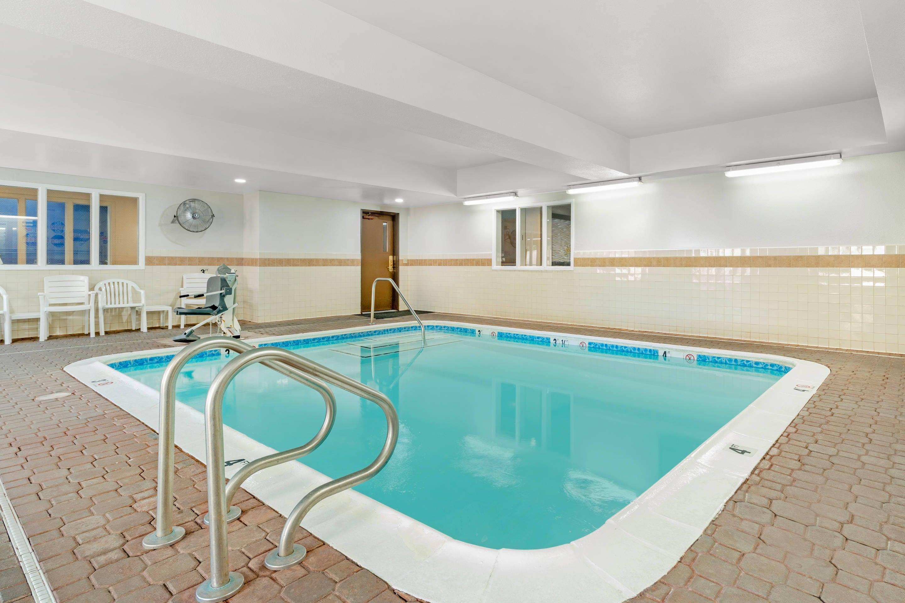Indoor pool | Comfort Inn & Suites Sacramento - University Area