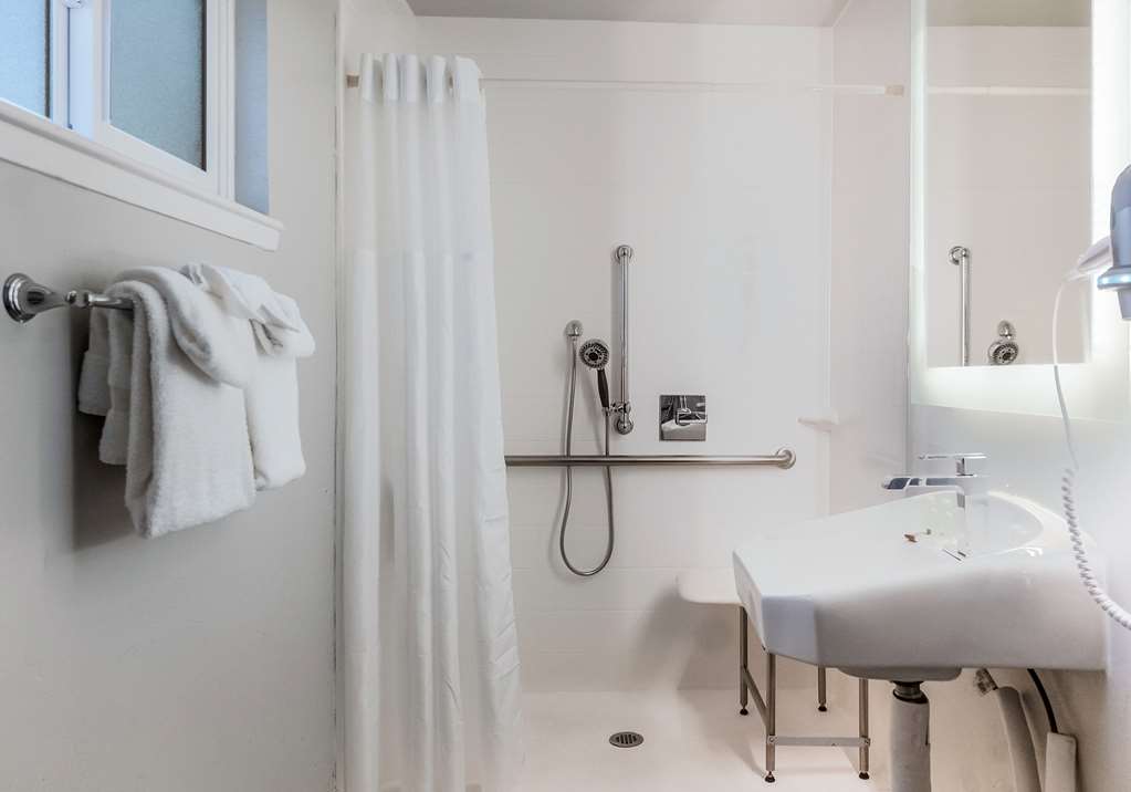 QUALITY INN SOUTH LAKE TAHOE-guestroom-Guest Room,Bathroom,On-Site.jpg
