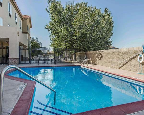 Pool - Comfort Suites Bakersfield