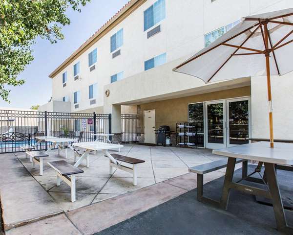 Pool - Comfort Suites Bakersfield