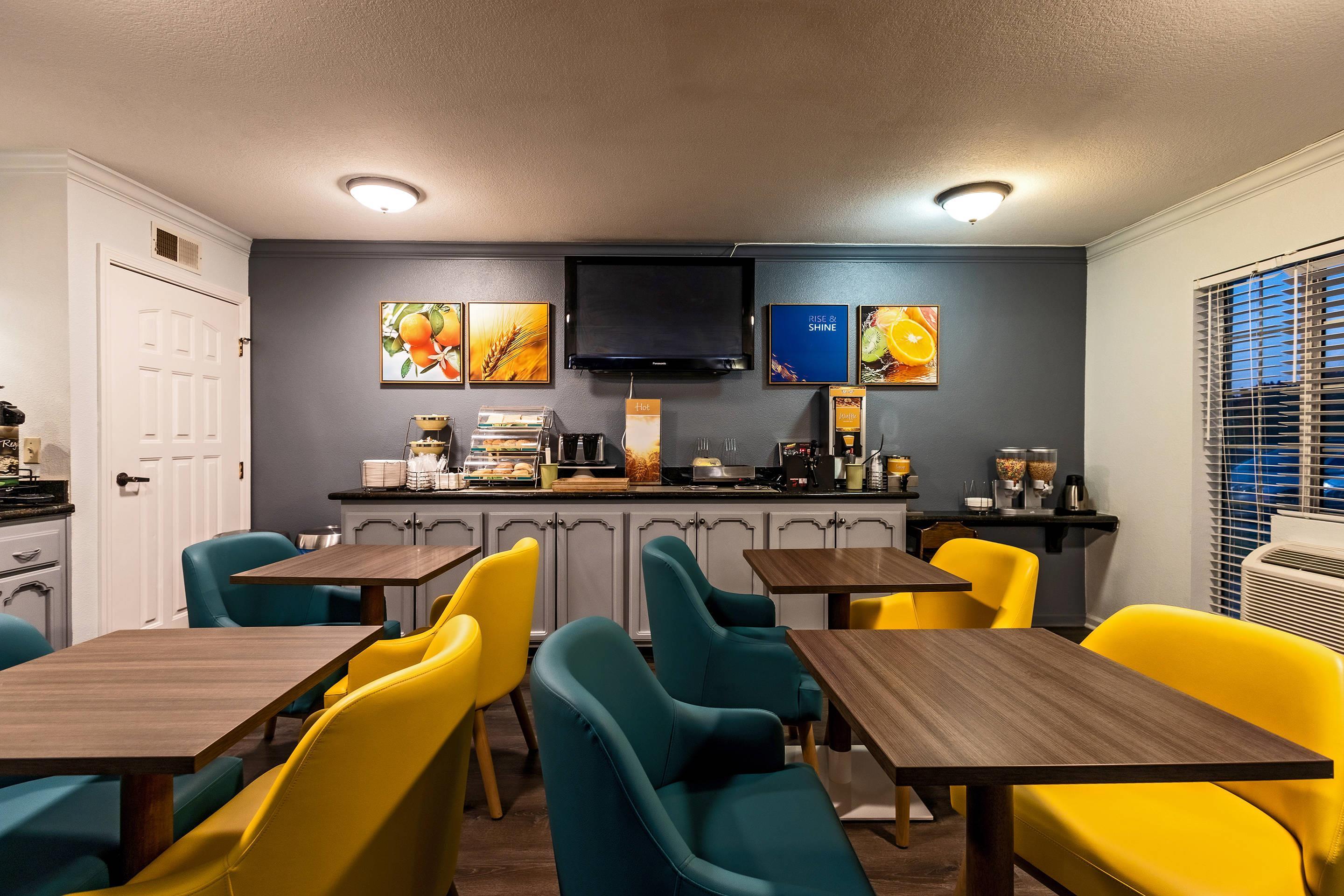 Breakfast area | Quality Inn