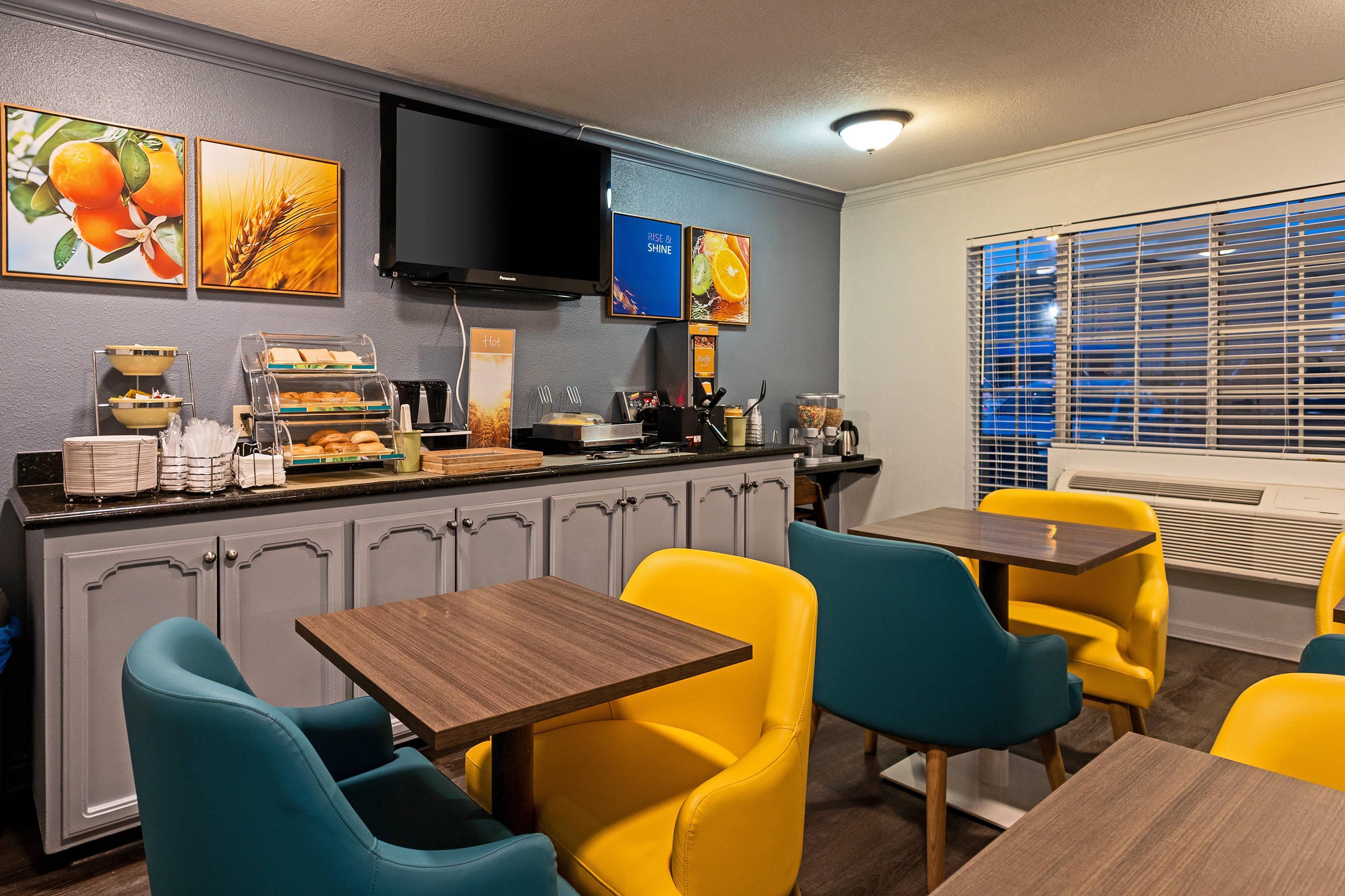 Breakfast area | Quality Inn