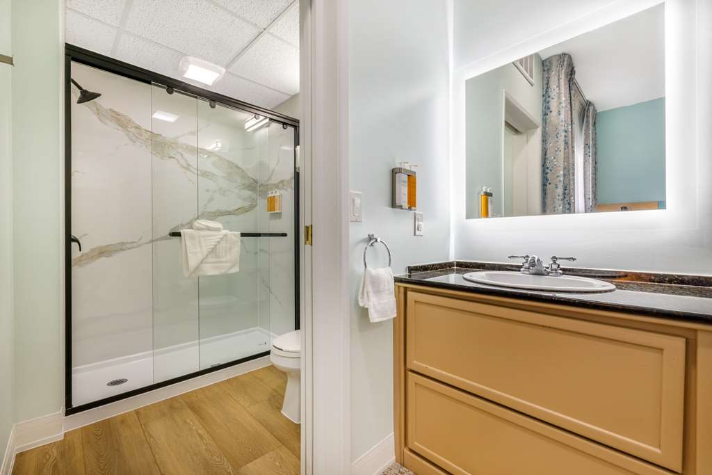 QUALITY SUITES DOWNTOWN SAN LUIS OB-guestroom-Guest Room,Bathroom,On-Site.jpg