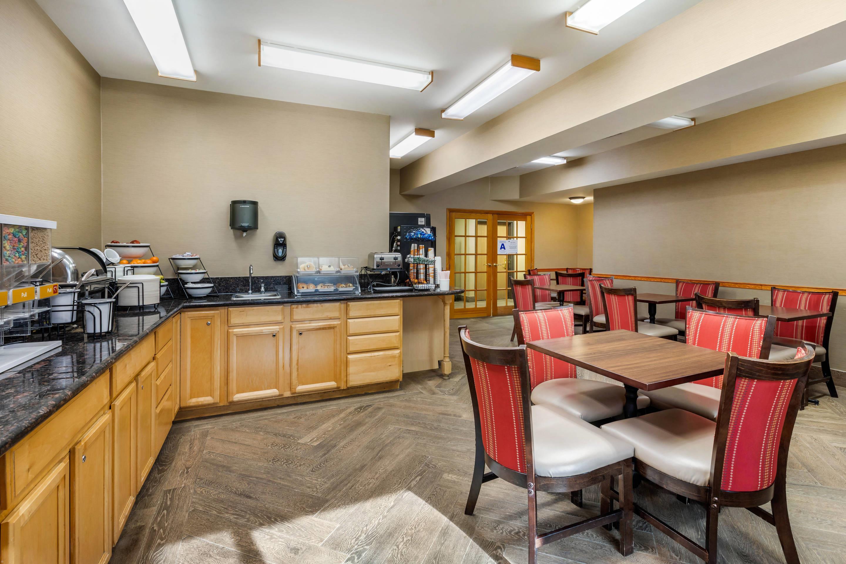 Breakfast area | Comfort Inn & Suites Murrieta Temecula Wine Country
