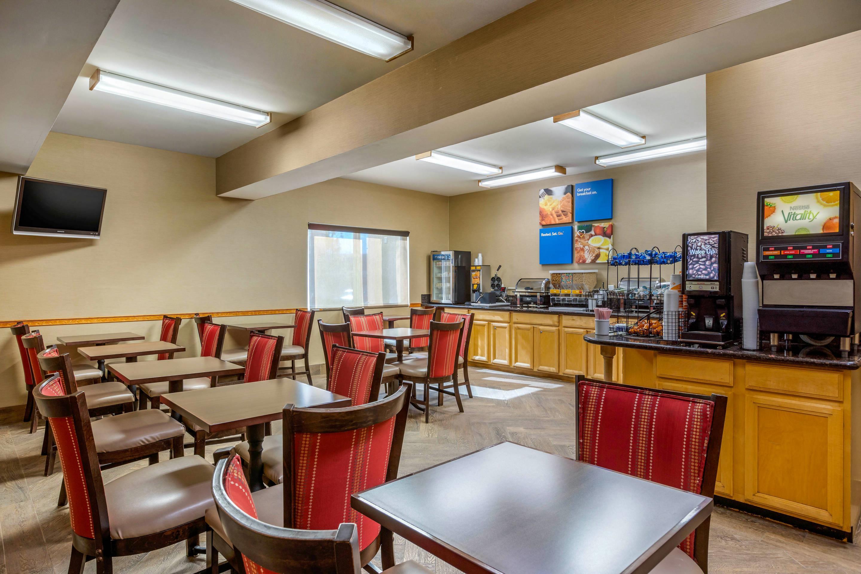 Breakfast area | Comfort Inn & Suites Murrieta Temecula Wine Country