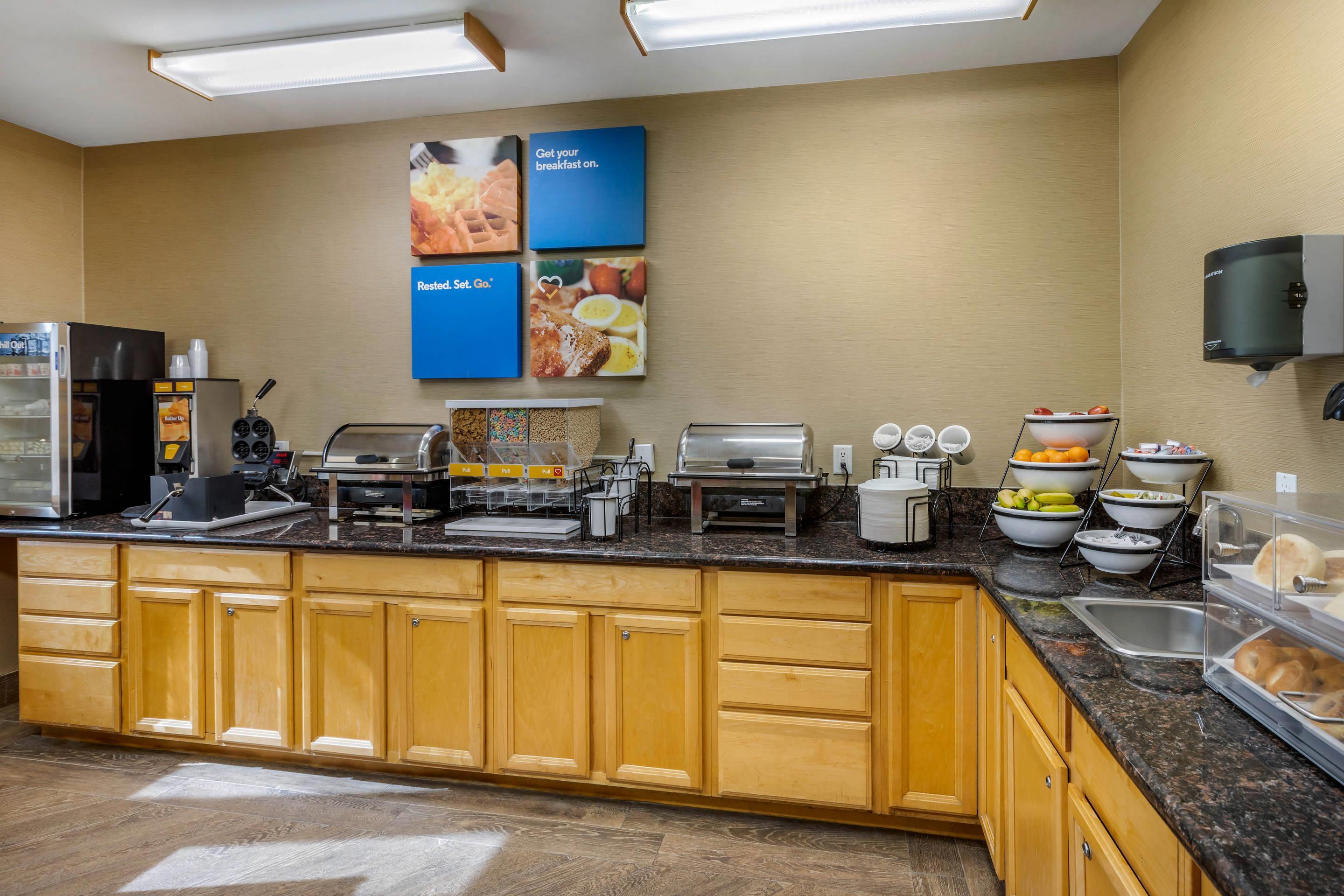 Breakfast area | Comfort Inn & Suites Murrieta Temecula Wine Country